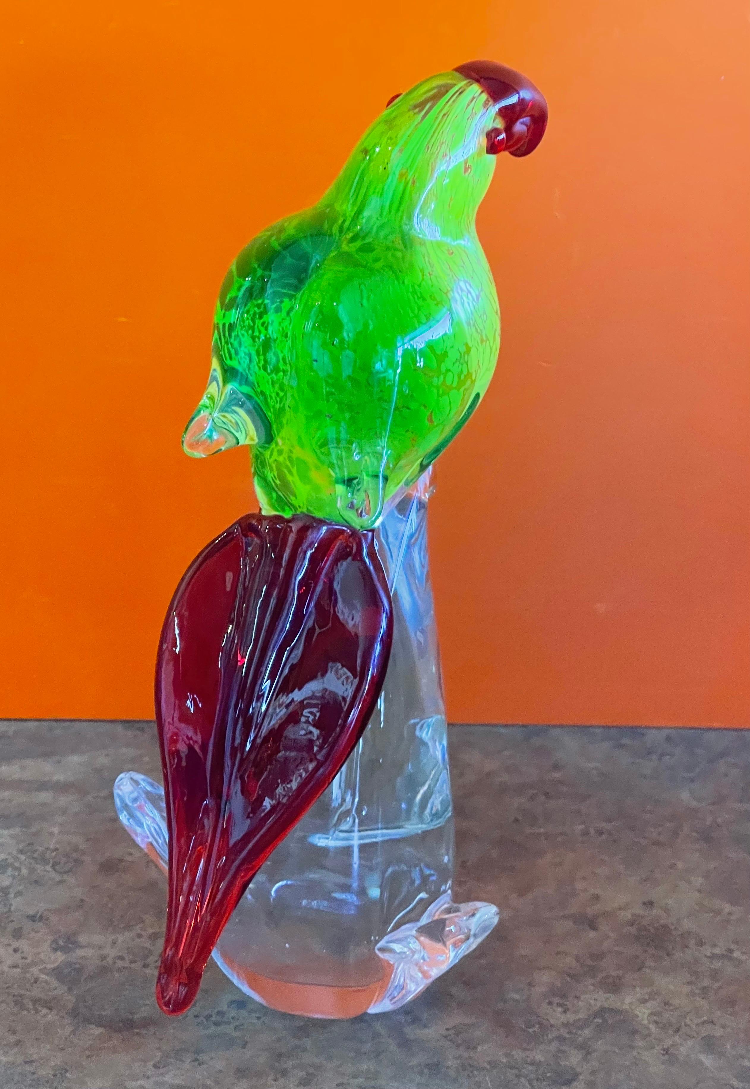 Stilvolle Papagei-Kunstglas-Skulptur aus Muranoglas im Zustand „Gut“ im Angebot in San Diego, CA