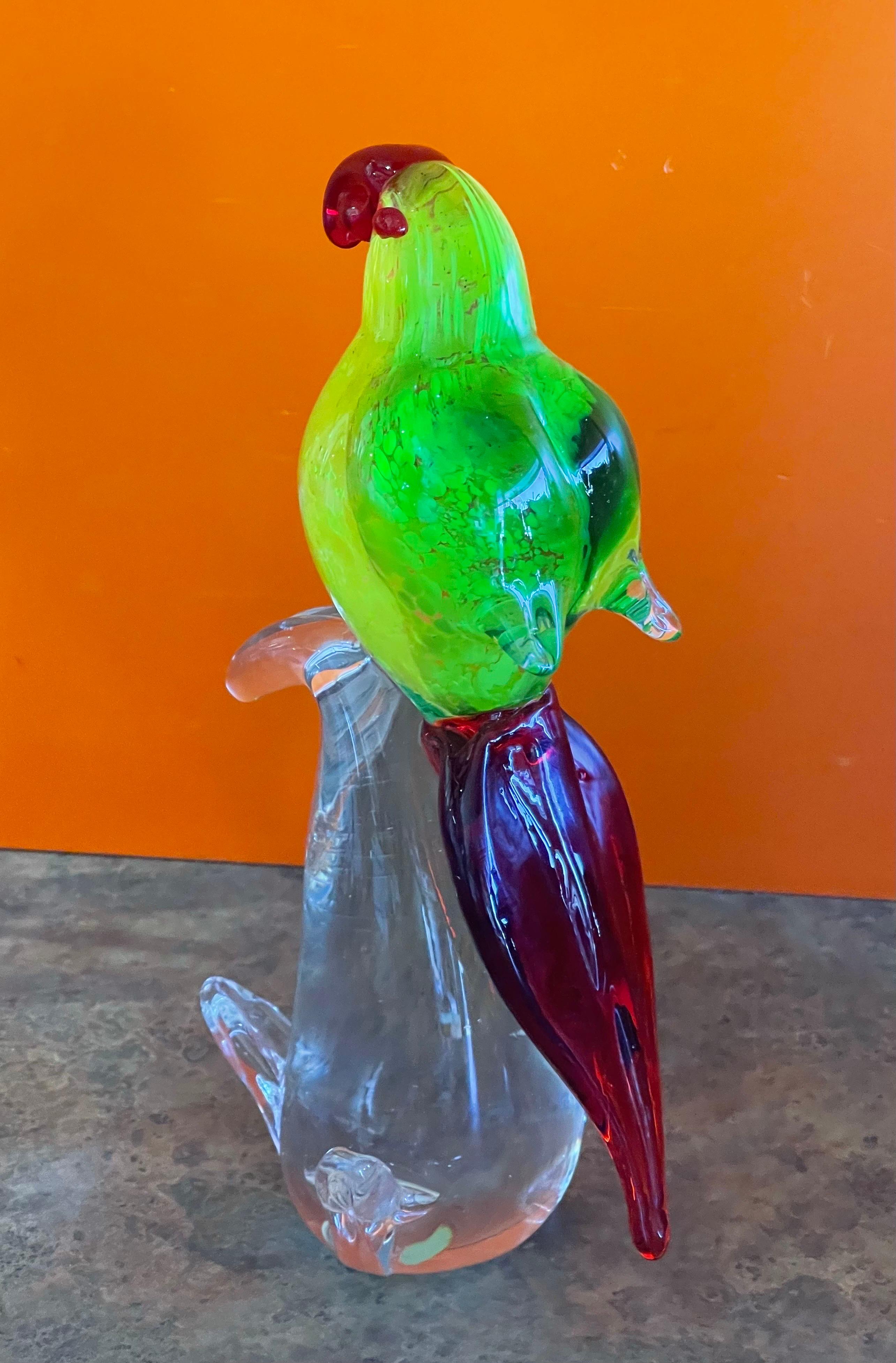 20ième siècle Sculpture d'art en verre de Murano en forme de perroquet élégante en vente