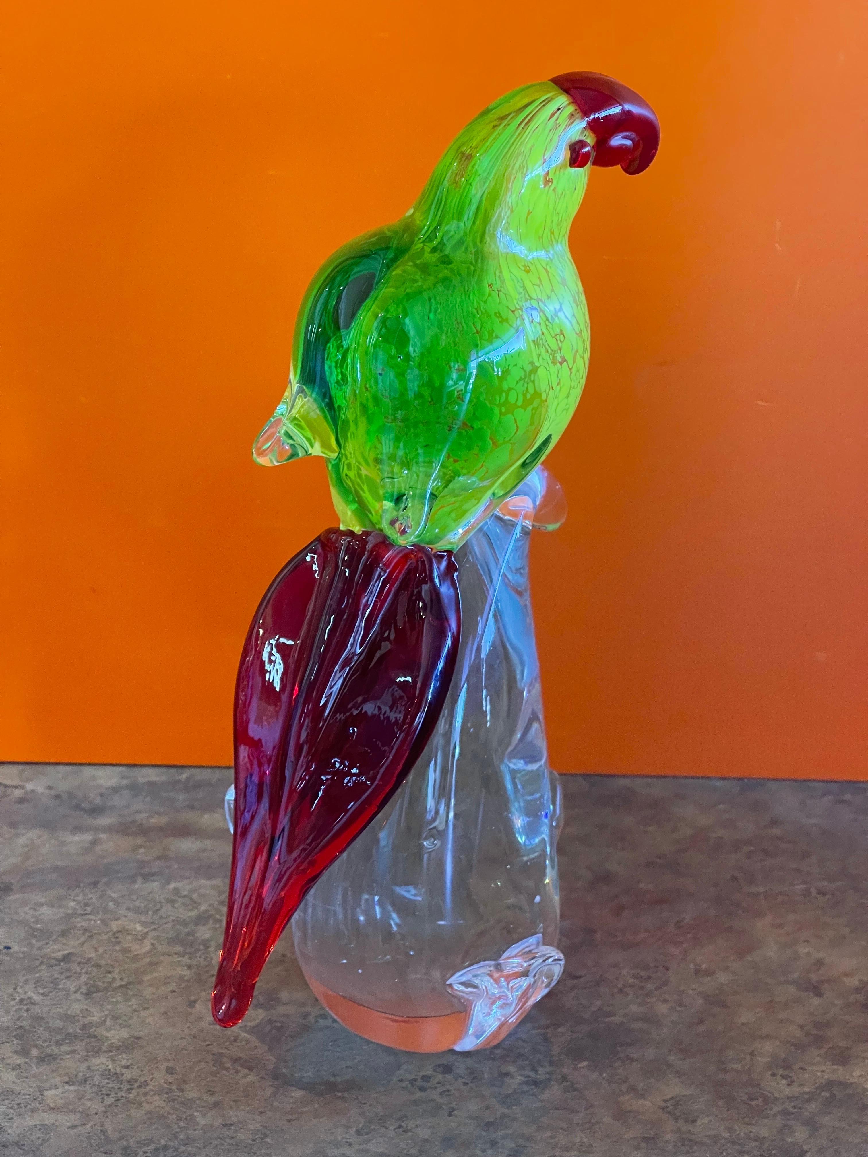 Stilvolle Papagei-Kunstglas-Skulptur aus Muranoglas (Glaskunst) im Angebot