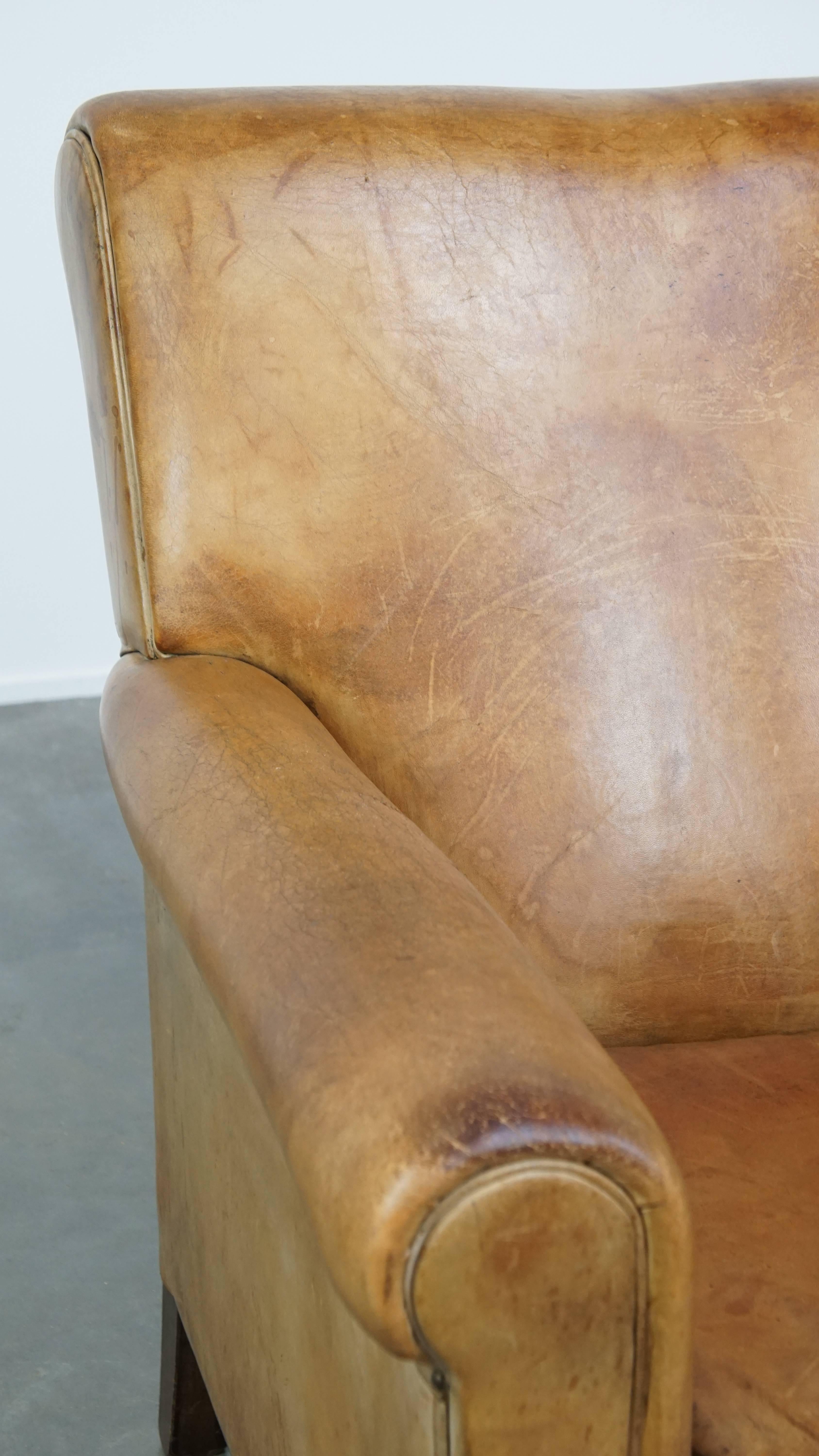 Fauteuil élégant en peau de mouton vintage patiné avec une assise confortable en vente 5