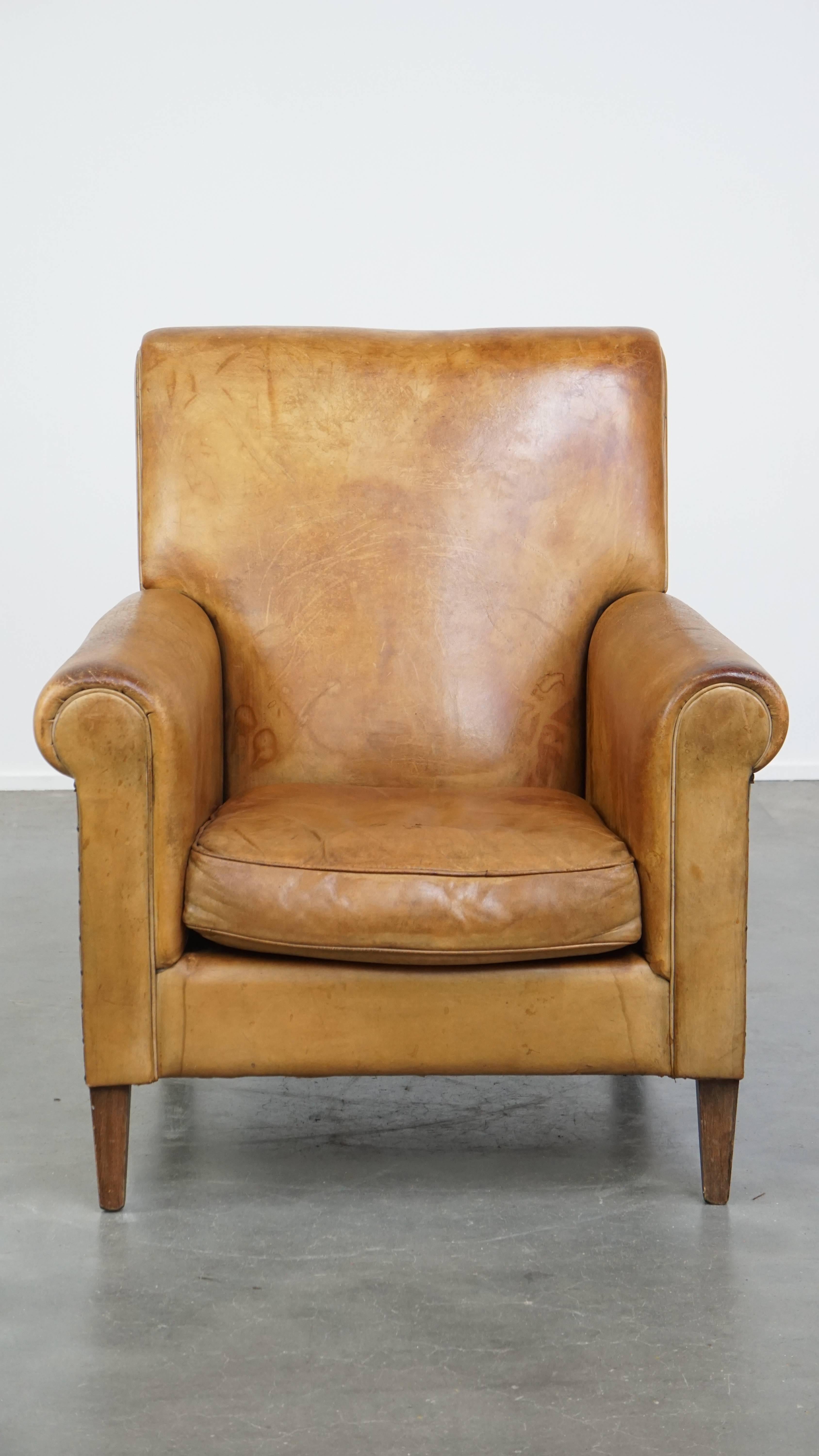 Ce magnifique fauteuil en peau de mouton peut facilement trouver sa place dans presque tous les intérieurs. Avec ses formes luxueuses et sa belle patine, ce fauteuil vintage a une apparence distinctive et élégante. La finition est assurée par des