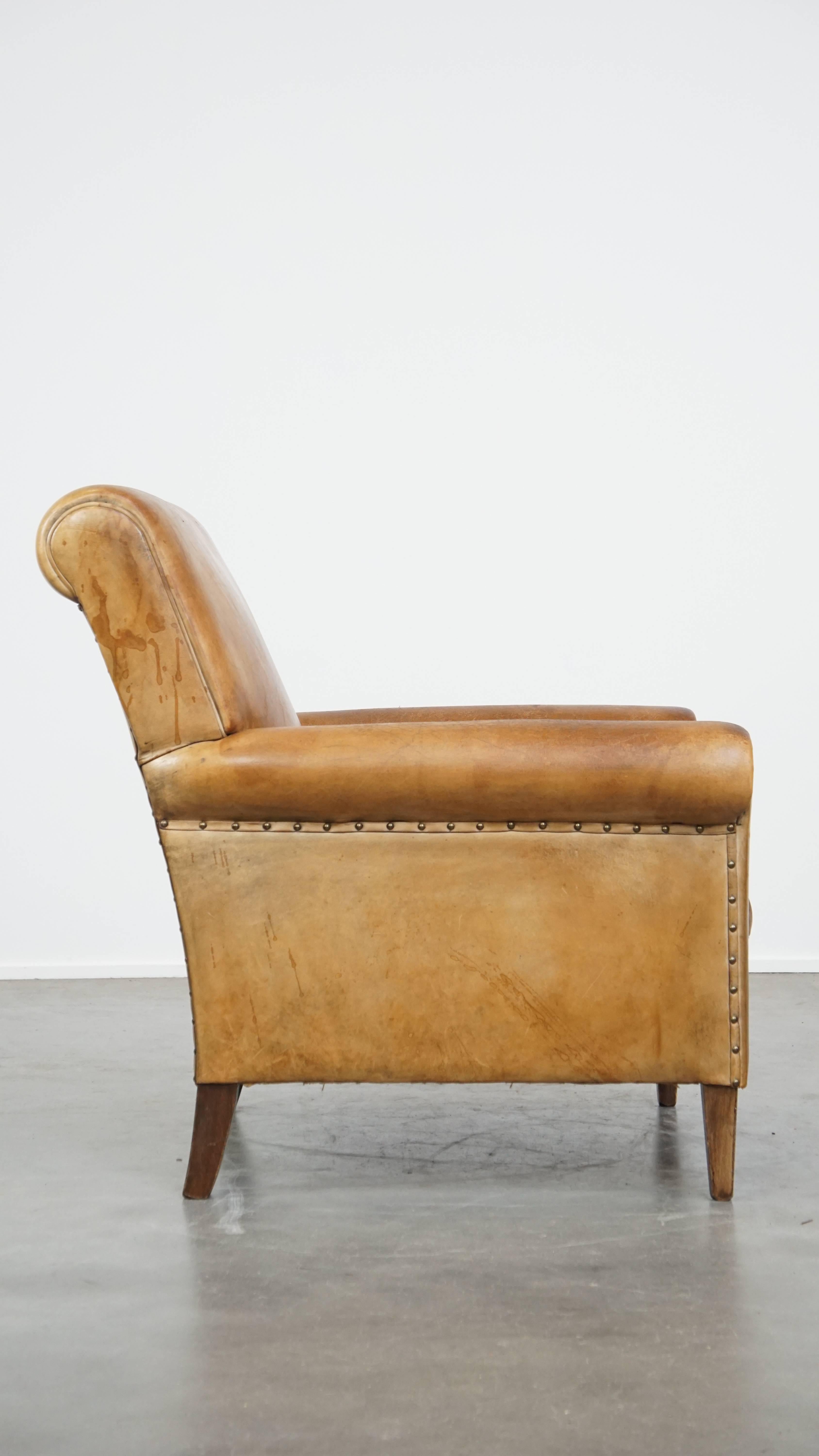 Fait main Fauteuil élégant en peau de mouton vintage patiné avec une assise confortable en vente