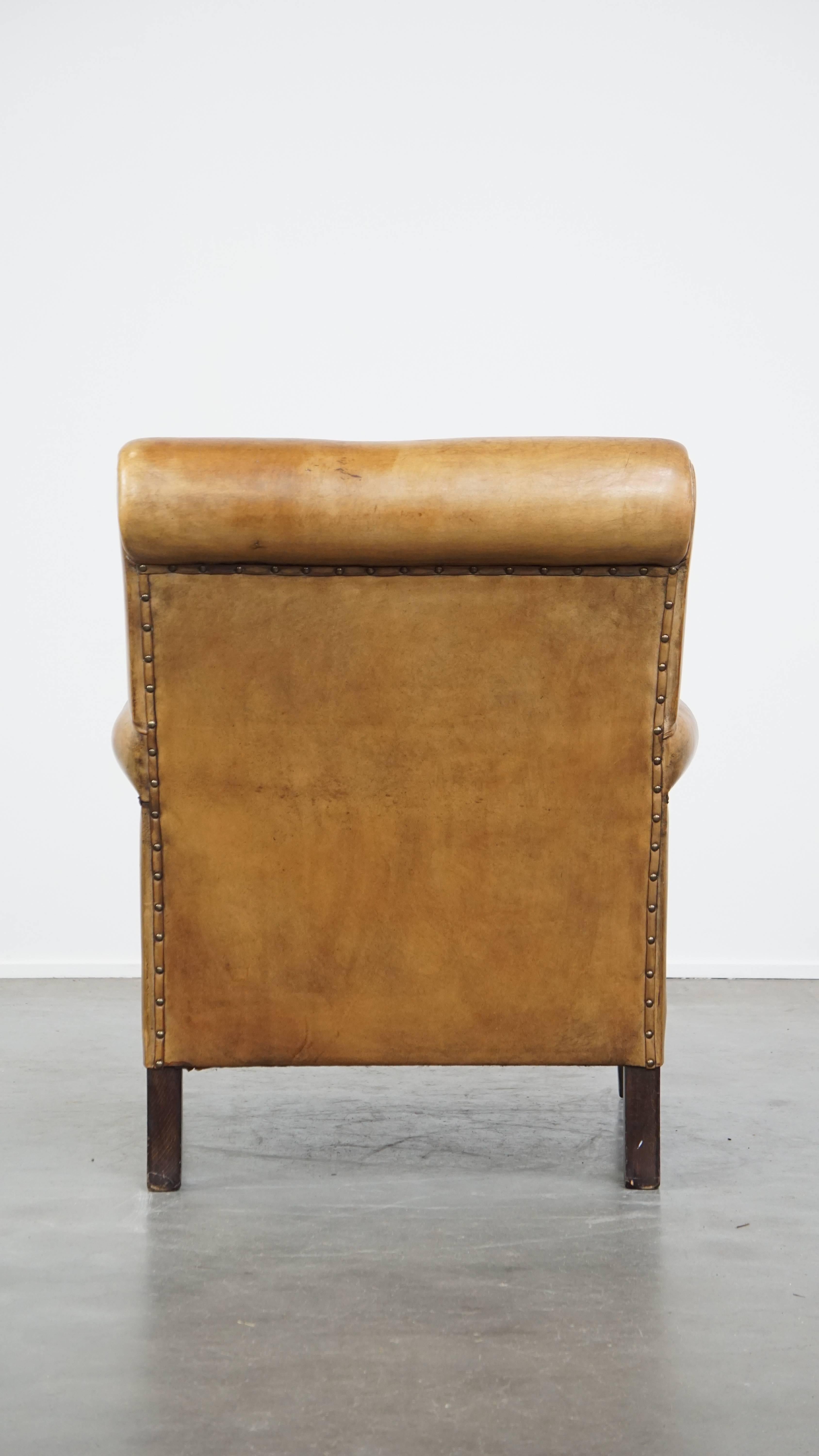 Fauteuil élégant en peau de mouton vintage patiné avec une assise confortable Bon état - En vente à Harderwijk, NL
