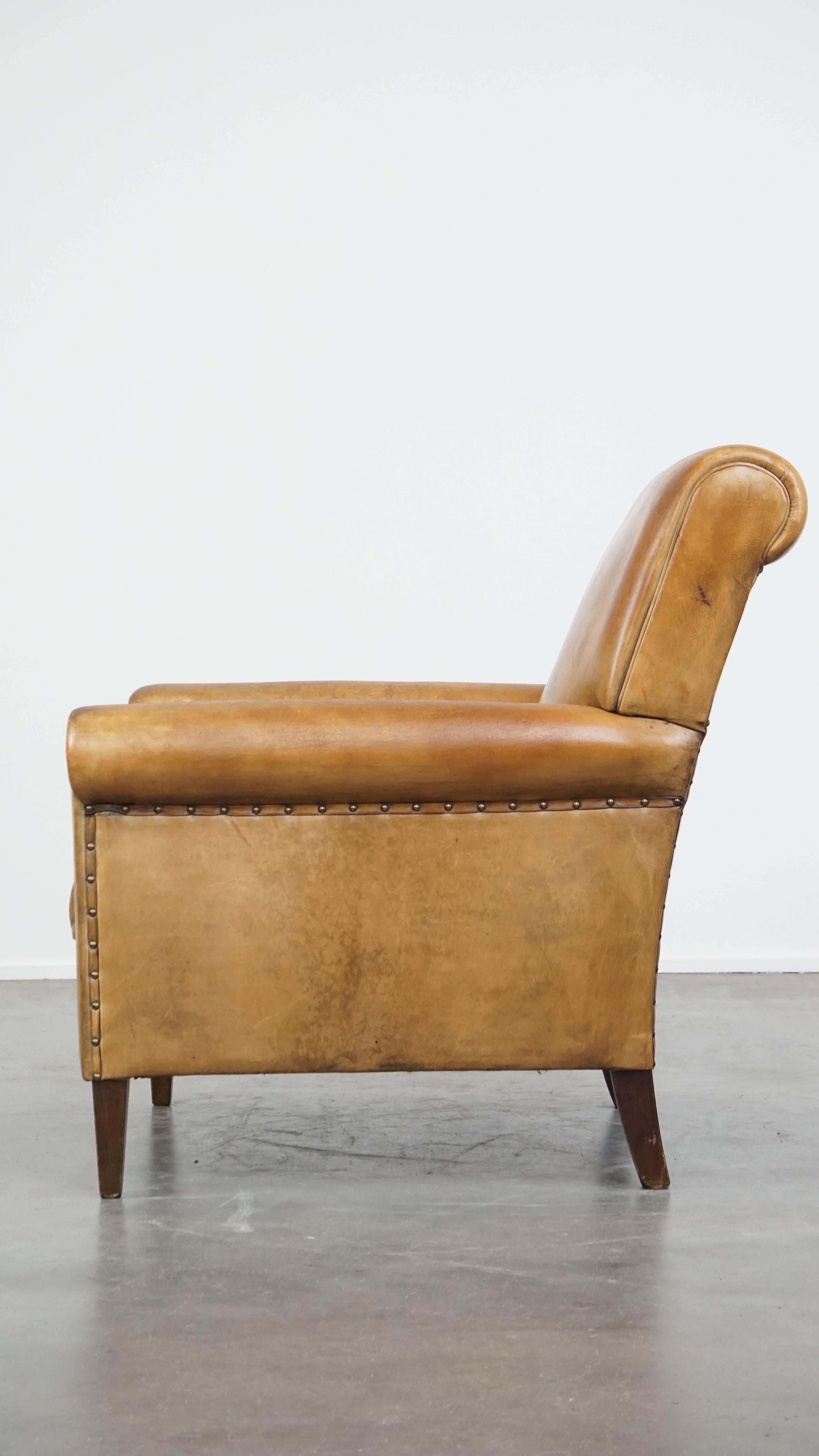 20ième siècle Fauteuil élégant en peau de mouton vintage patiné avec une assise confortable en vente