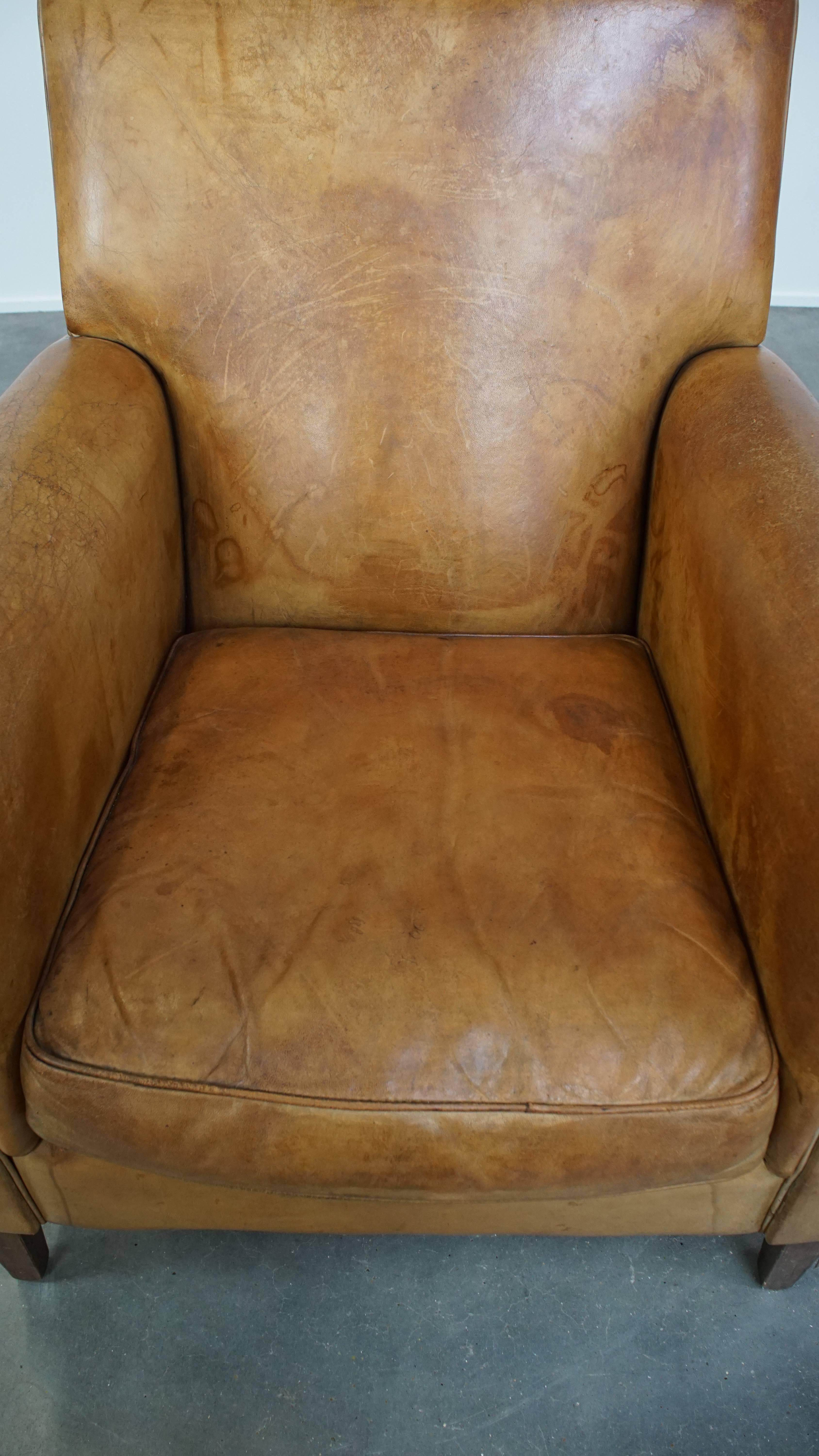 Cuir Fauteuil élégant en peau de mouton vintage patiné avec une assise confortable en vente