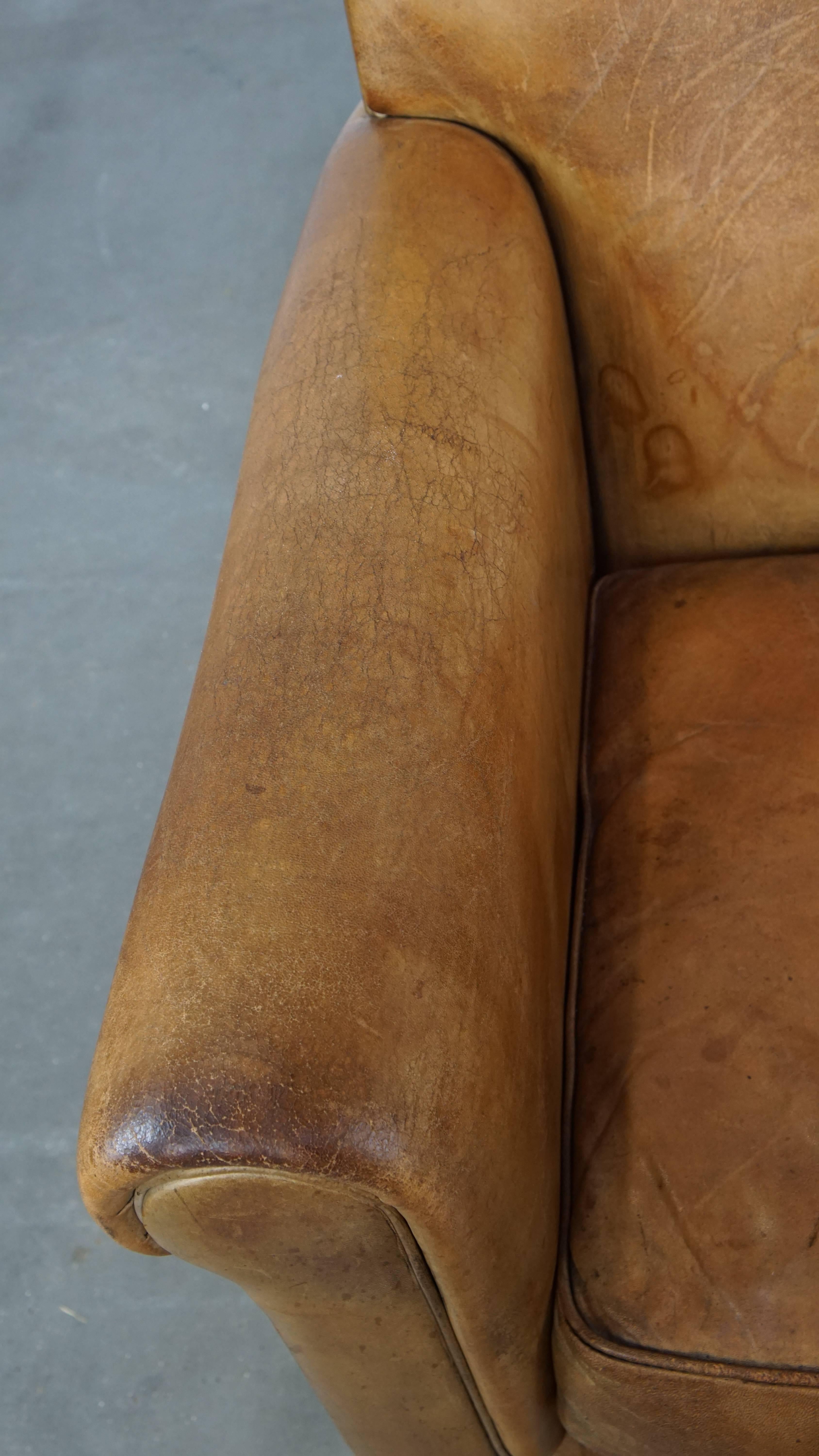 Fauteuil élégant en peau de mouton vintage patiné avec une assise confortable en vente 1