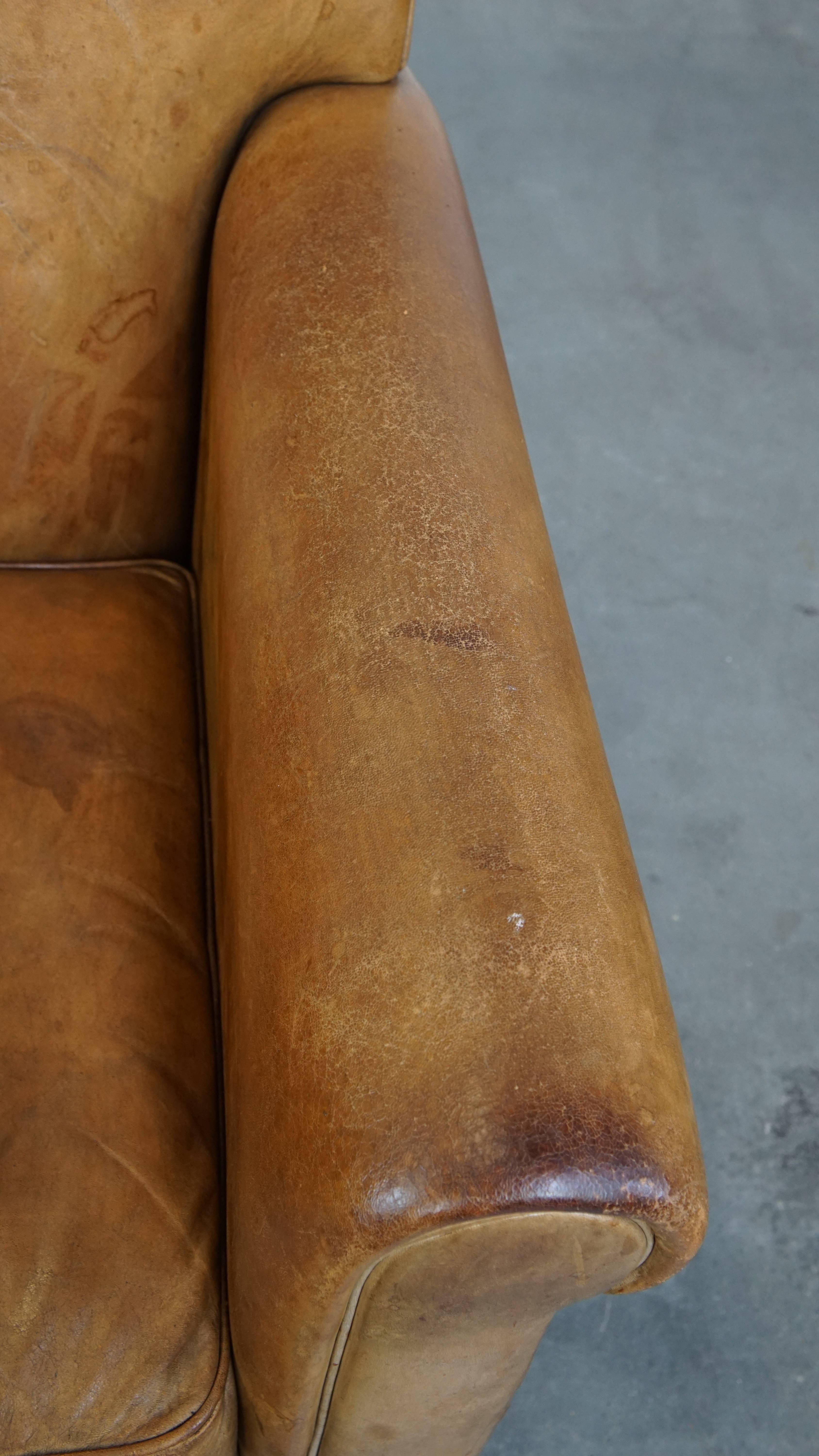 Fauteuil élégant en peau de mouton vintage patiné avec une assise confortable en vente 2