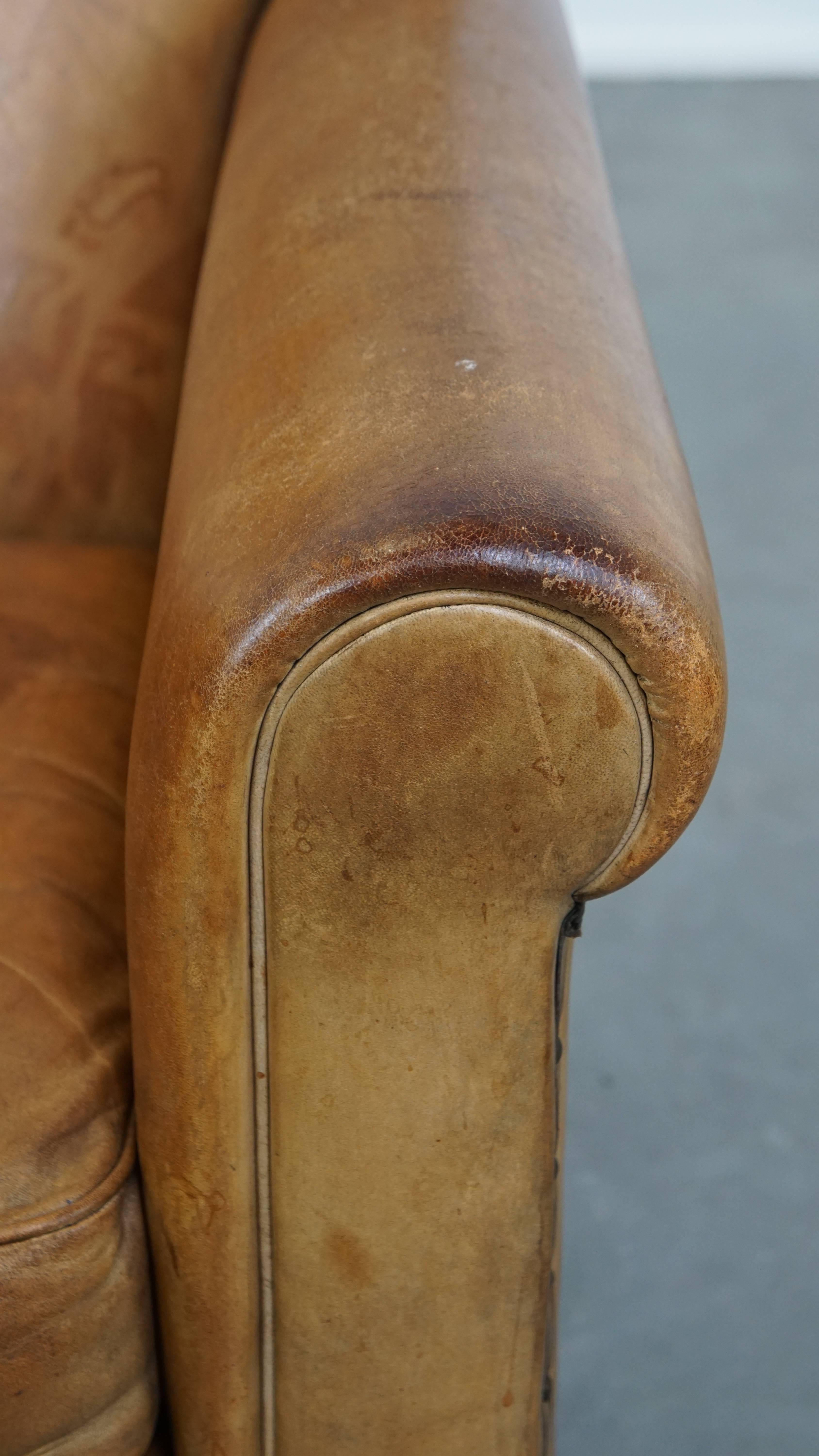 Fauteuil élégant en peau de mouton vintage patiné avec une assise confortable en vente 3