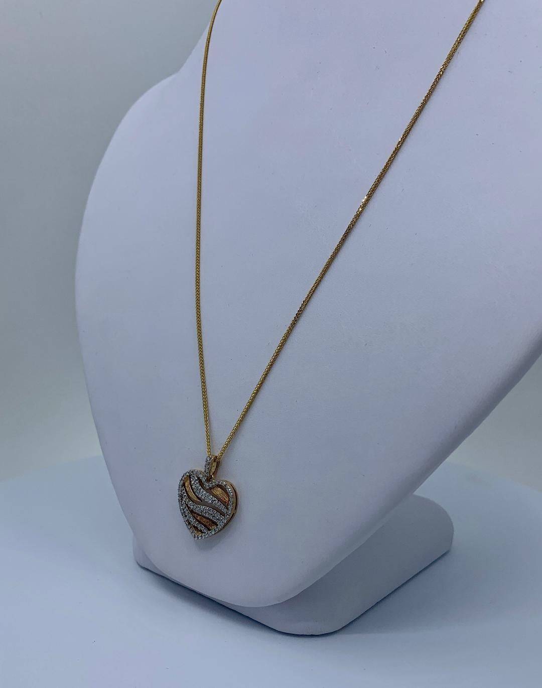 Pendentif élégant en or jaune bicolore avec chaîne en forme de cœur à rayures zébrées et diamants pavés Pour femmes en vente