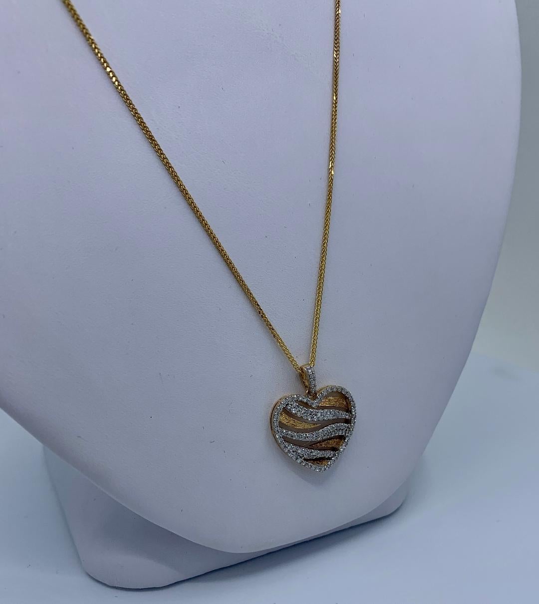 Pendentif élégant en or jaune bicolore avec chaîne en forme de cœur à rayures zébrées et diamants pavés en vente 1