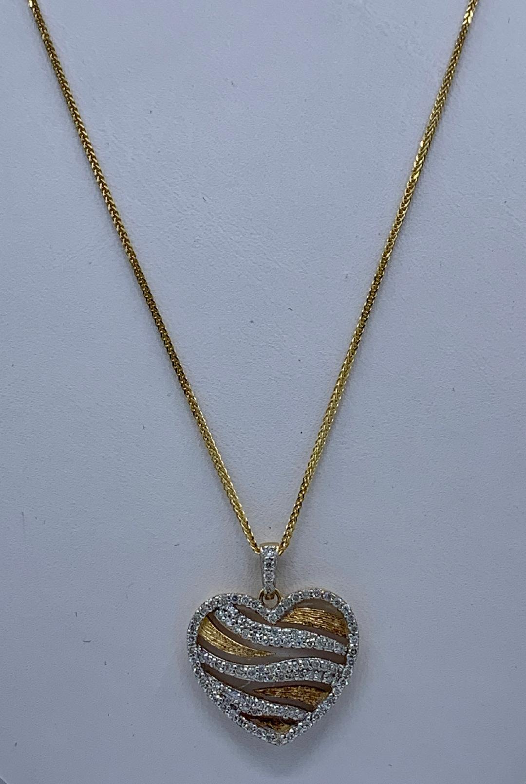 Pendentif élégant en or jaune bicolore avec chaîne en forme de cœur à rayures zébrées et diamants pavés en vente 3