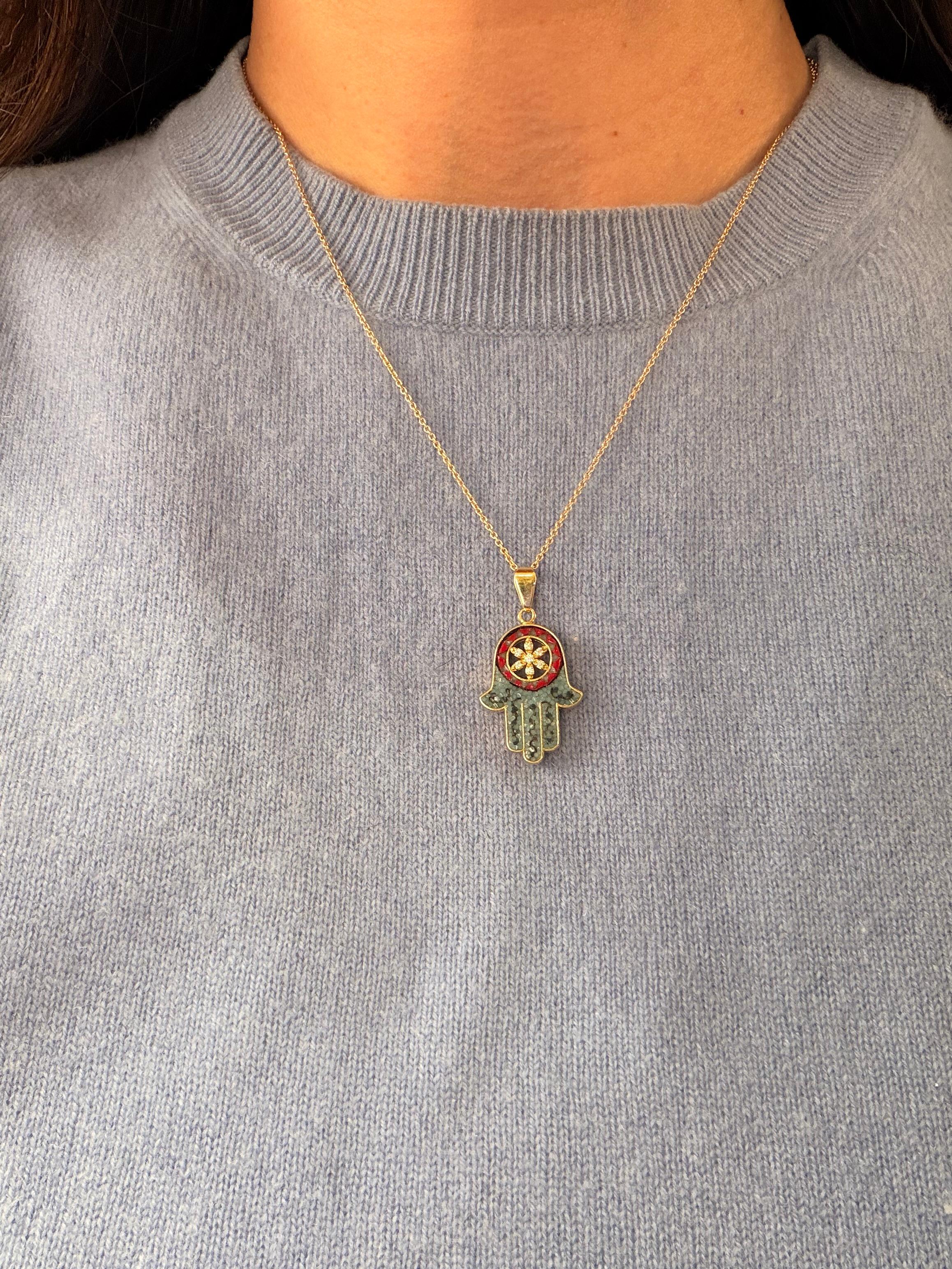 Les artistes de la micro-mosaïque ont tissé à la main de minuscules tiges d'émail vénitien obtenues par la fusion à haute température de neuf couleurs de base avec de la poussière de diamant, réalisant ainsi des combinaisons infinies de tons et de