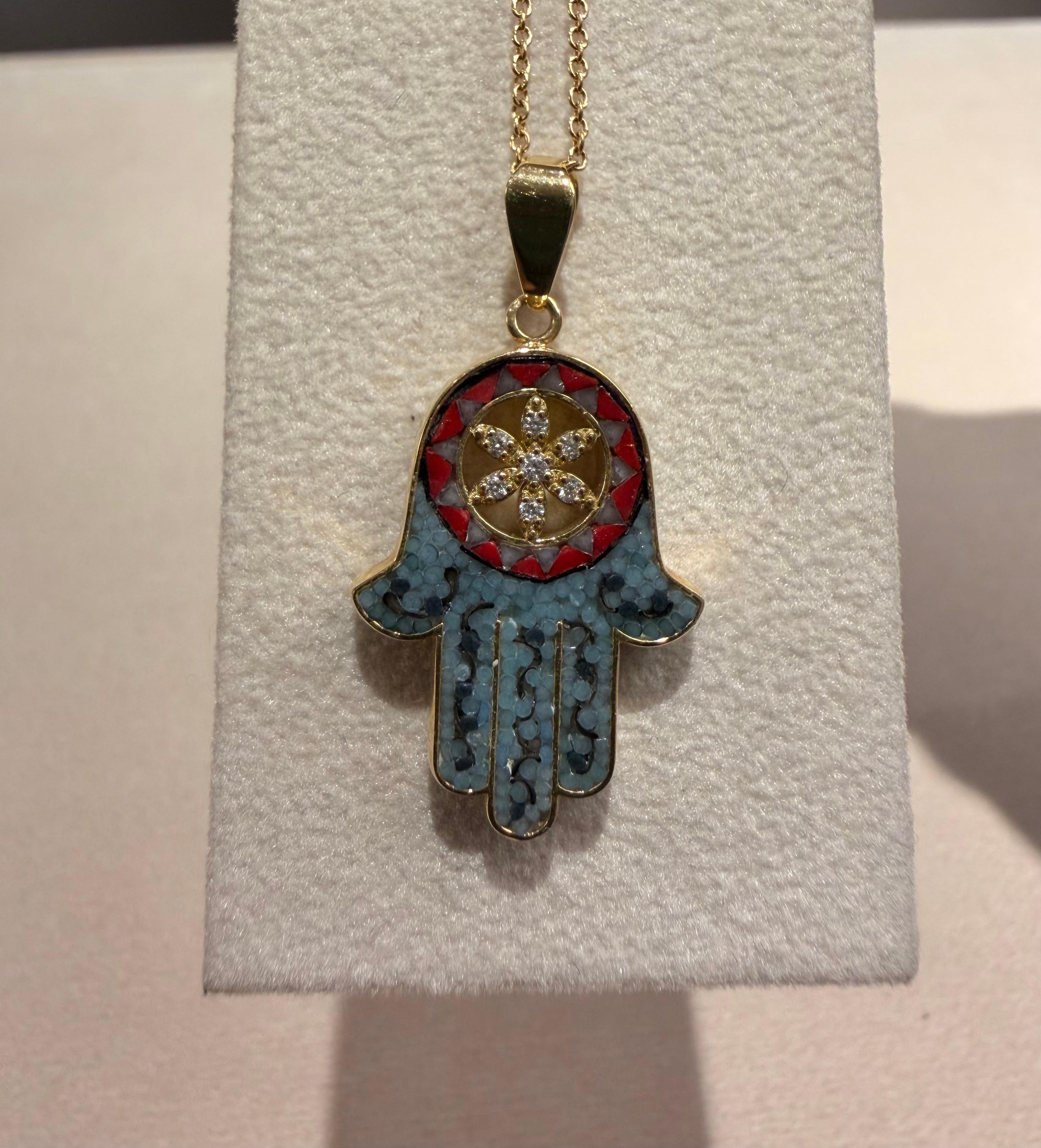 Contemporain Pendentif élégant en or jaune et diamants blancs, décoré à la main en micro-mosaïque en vente