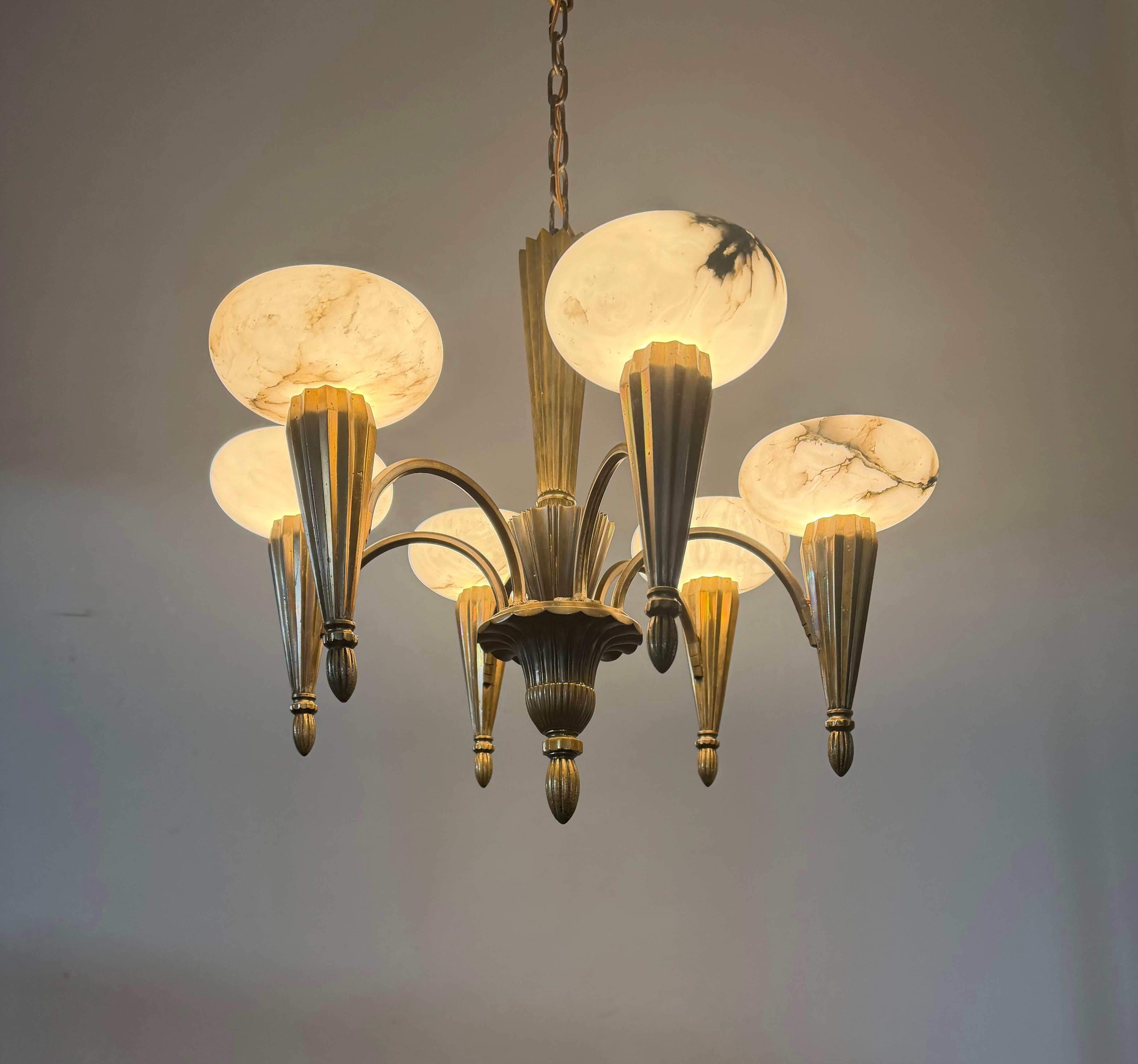 Lustre / Pendentif Art Déco en bronze de taille parfaite. Ombres d'albâtre en vente 11