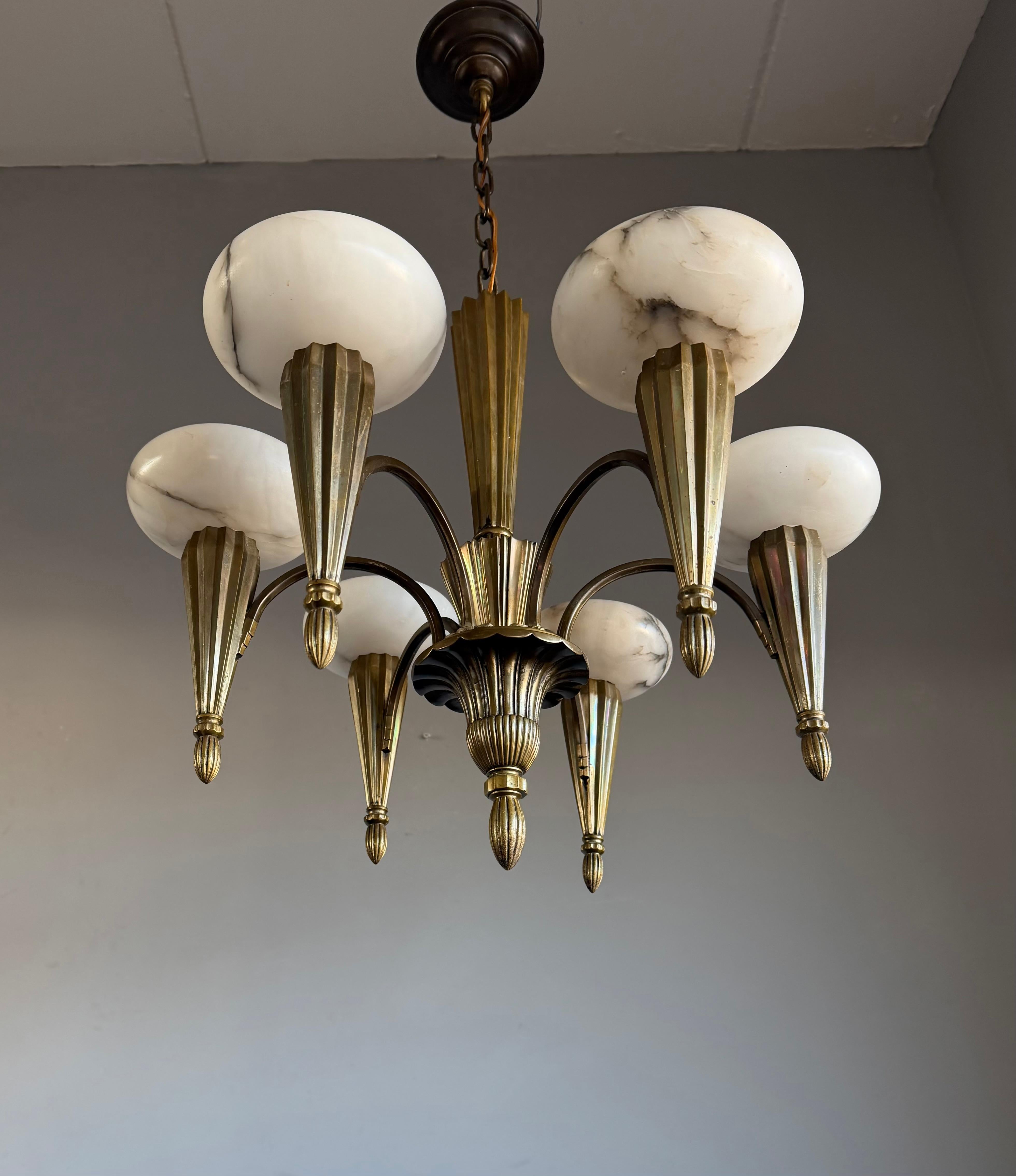 Luminaire exclusif des années 1920 en bronze et albâtre pour une atmosphère parfaite.

Si vous êtes à la recherche d'un luminaire remarquable pour embellir votre espace de vie, ce lustre antique Art déco datant des premières années du XXe siècle