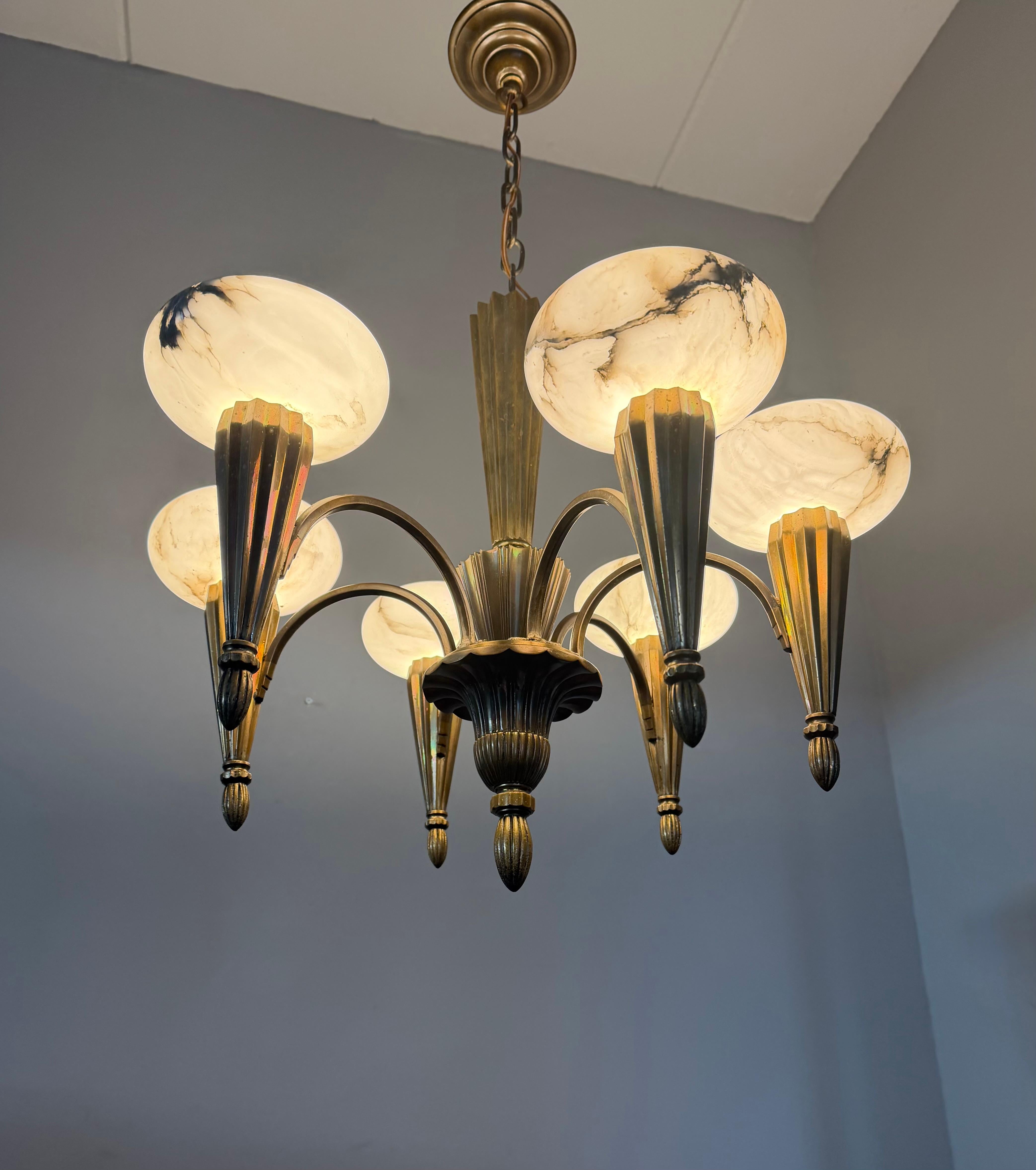 Français Lustre / Pendentif Art Déco en bronze de taille parfaite. Ombres d'albâtre en vente