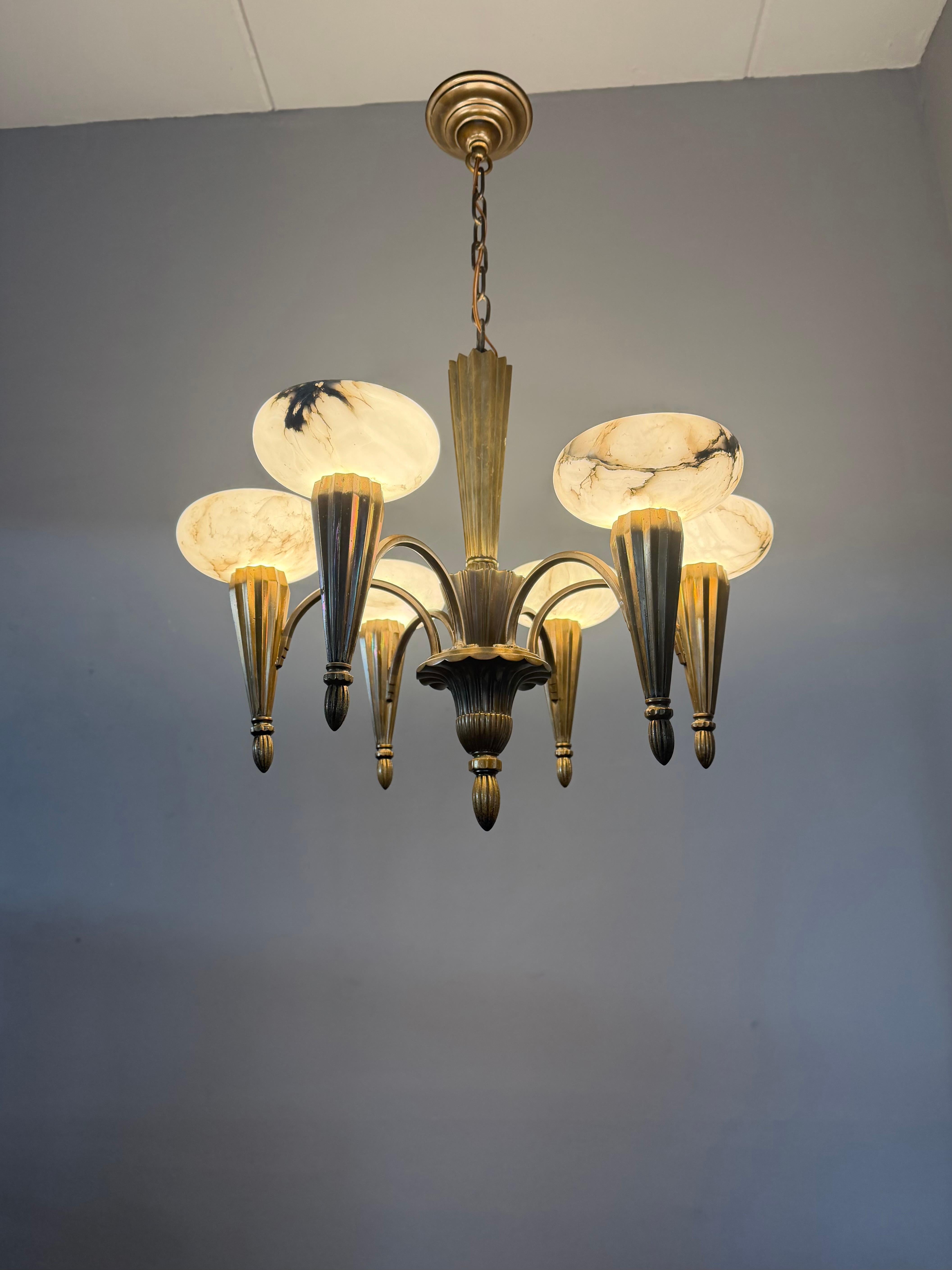 Sculpté à la main Lustre / Pendentif Art Déco en bronze de taille parfaite. Ombres d'albâtre en vente