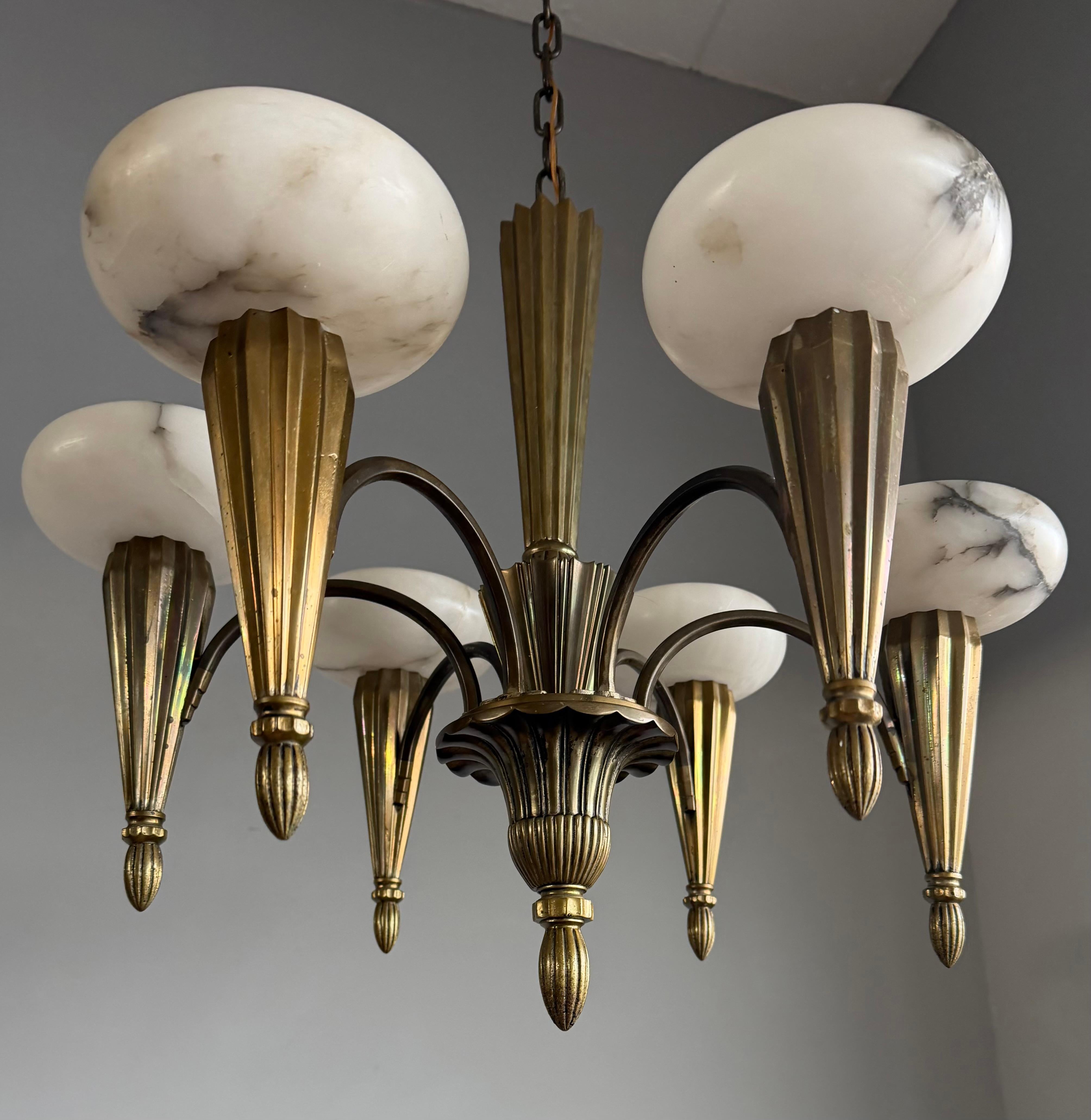 20ième siècle Lustre / Pendentif Art Déco en bronze de taille parfaite. Ombres d'albâtre en vente