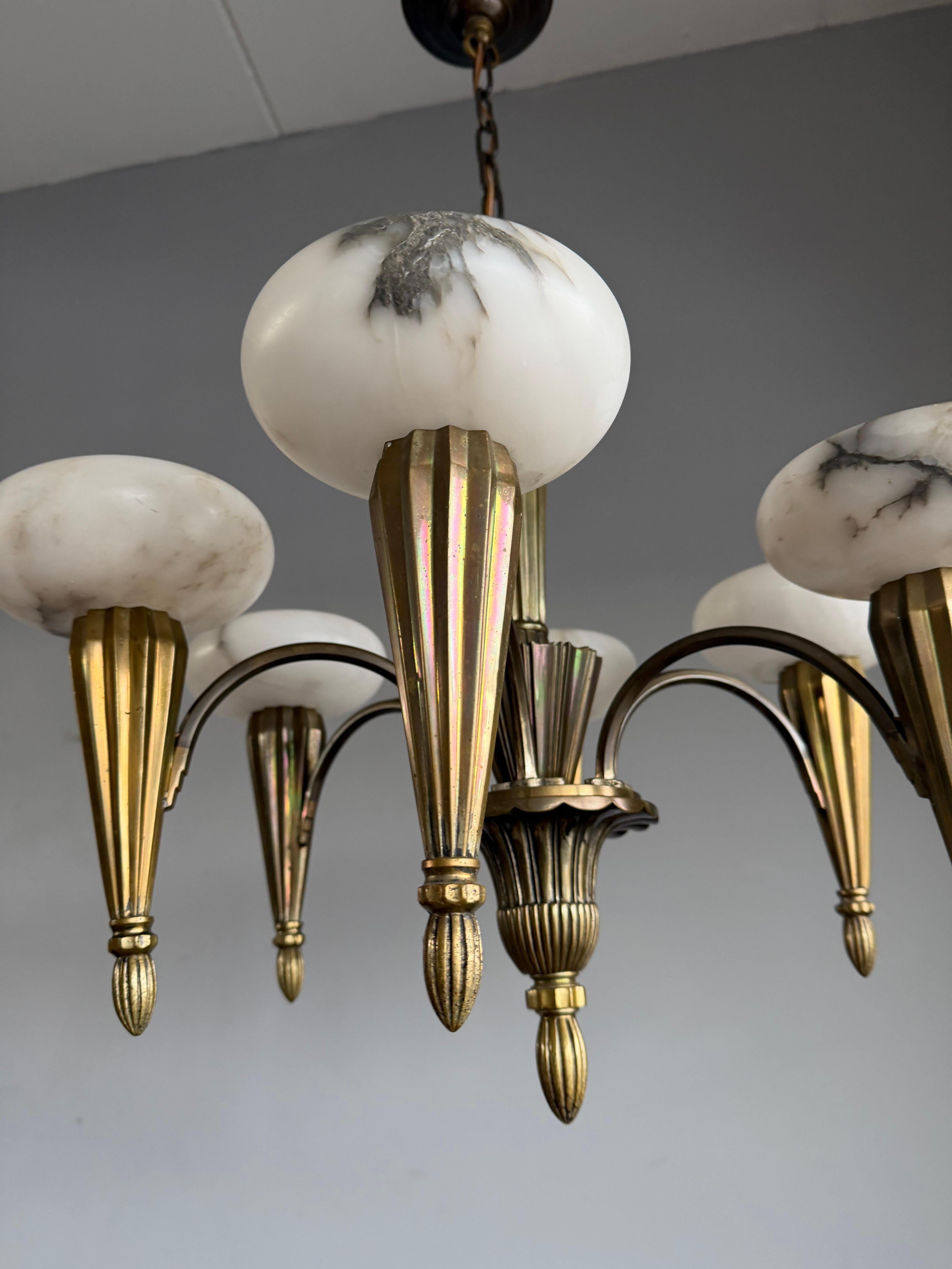 Laiton Lustre / Pendentif Art Déco en bronze de taille parfaite. Ombres d'albâtre en vente