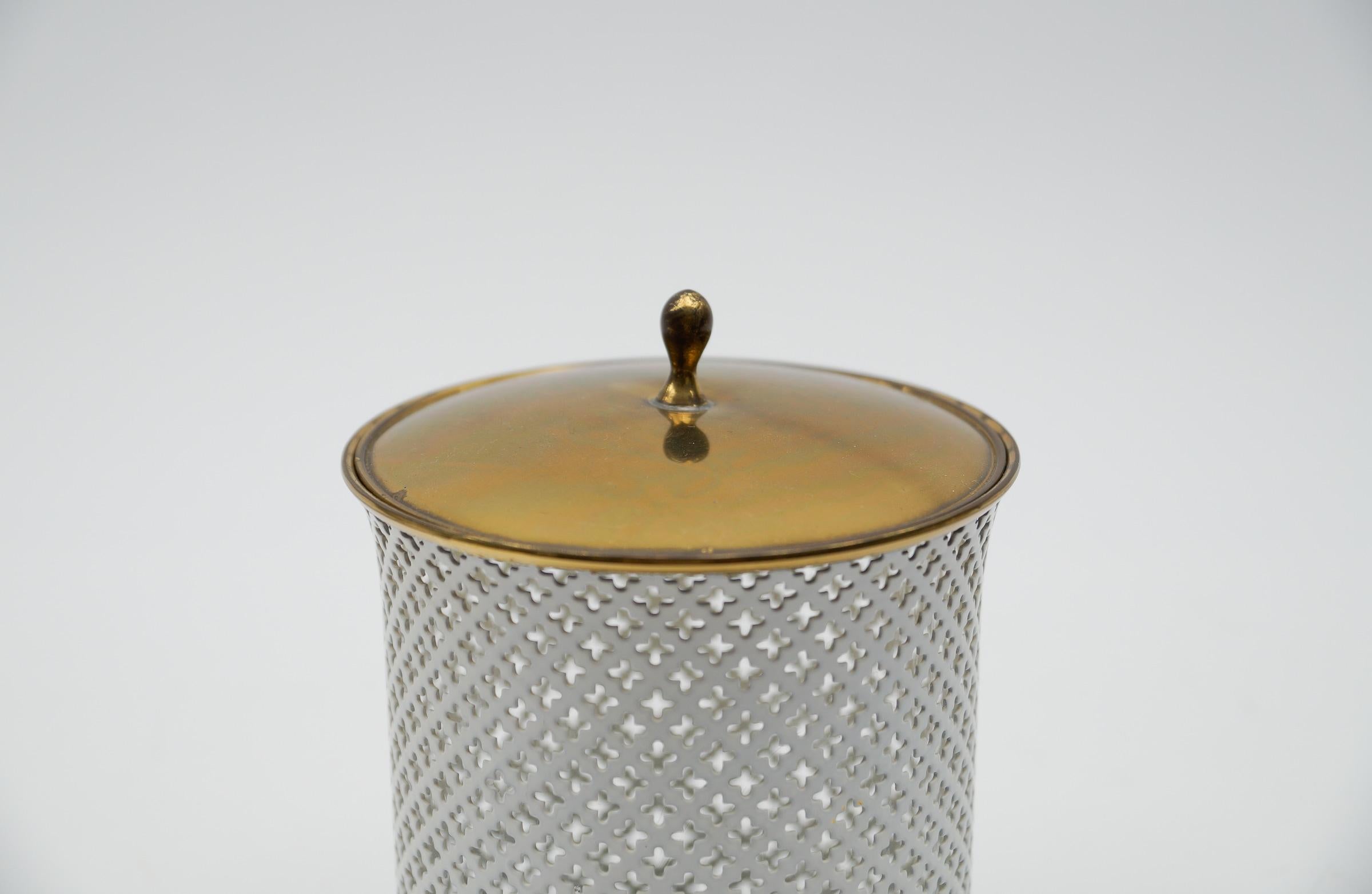 Mid-Century Modern Boîte à cosmétiques à couvercle en métal perforé, laiton et verre de style mategot  en vente