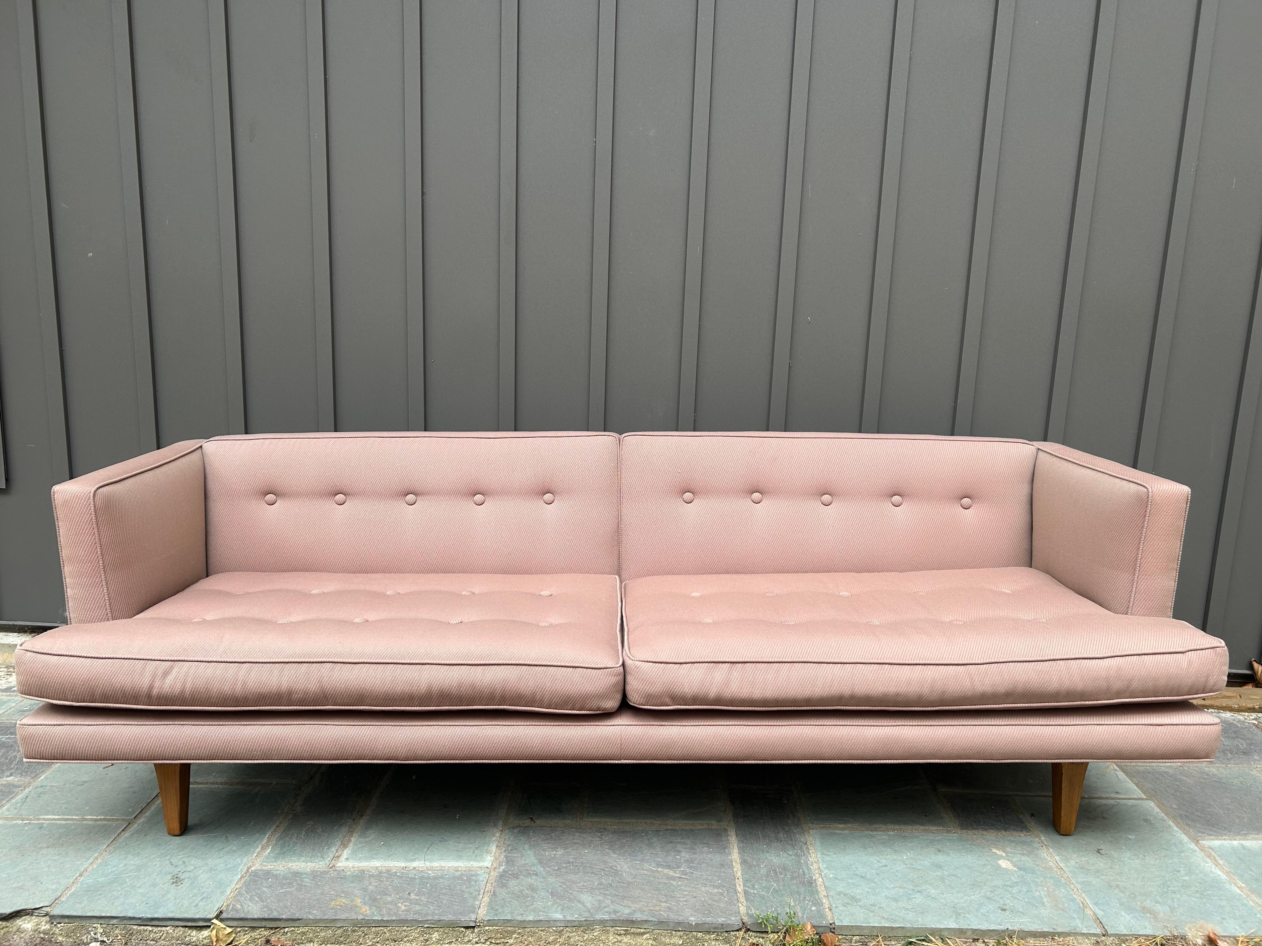 Elegante divano piccolo di Edward Wormley per Dunbar.  Questo divano misura  27 