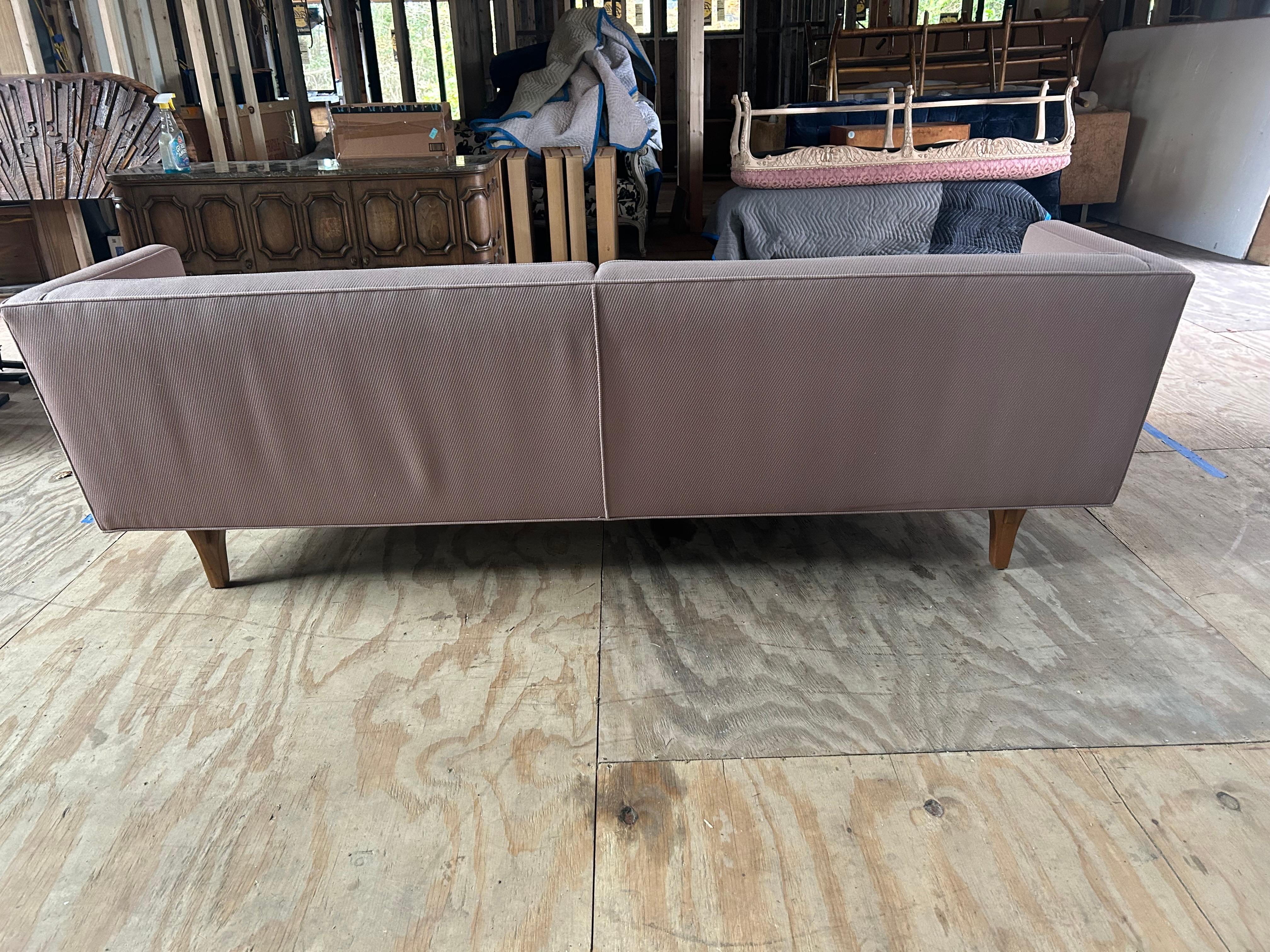 Mid-Century moderno Divano in legno di noce di Edward Wormley per Dunbar, metà secolo. in vendita