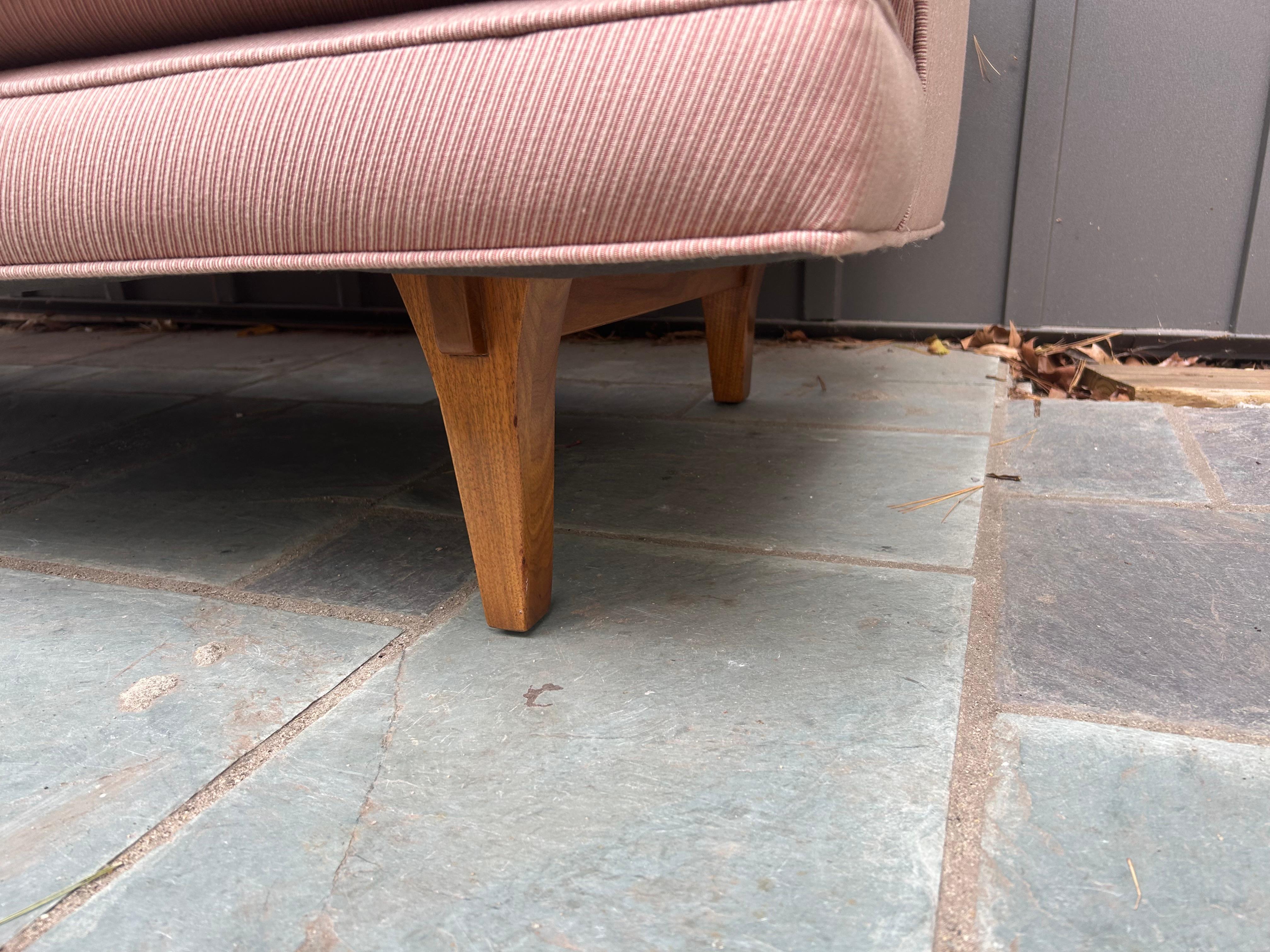 Americano Divano in legno di noce di Edward Wormley per Dunbar, metà secolo. in vendita