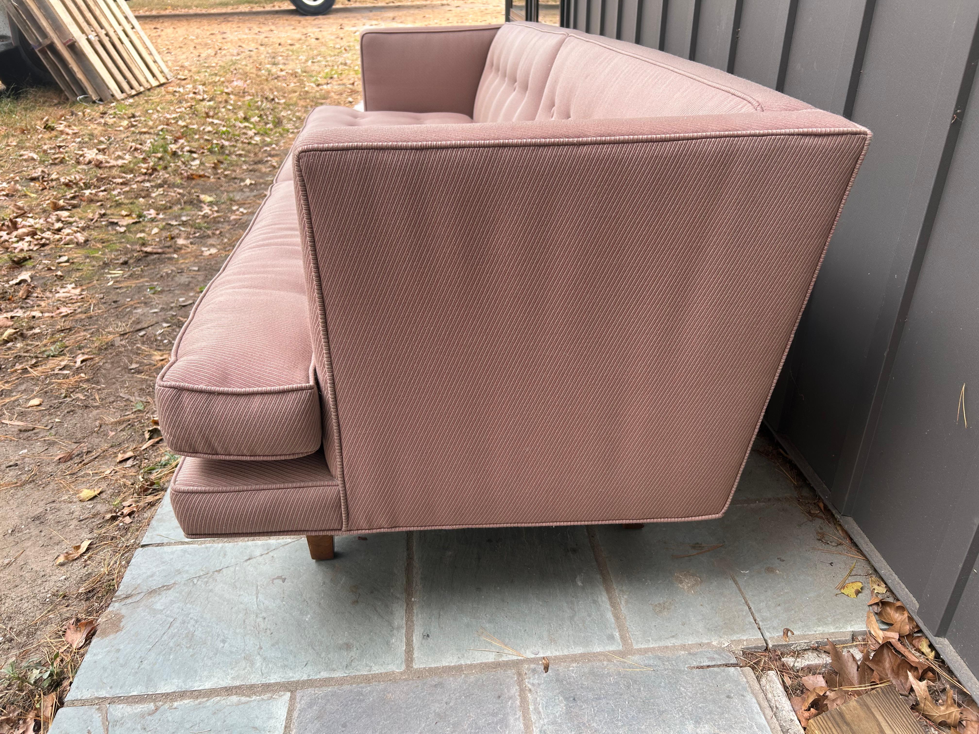 Divano in legno di noce di Edward Wormley per Dunbar, metà secolo. In condizioni buone in vendita a Pemberton, NJ