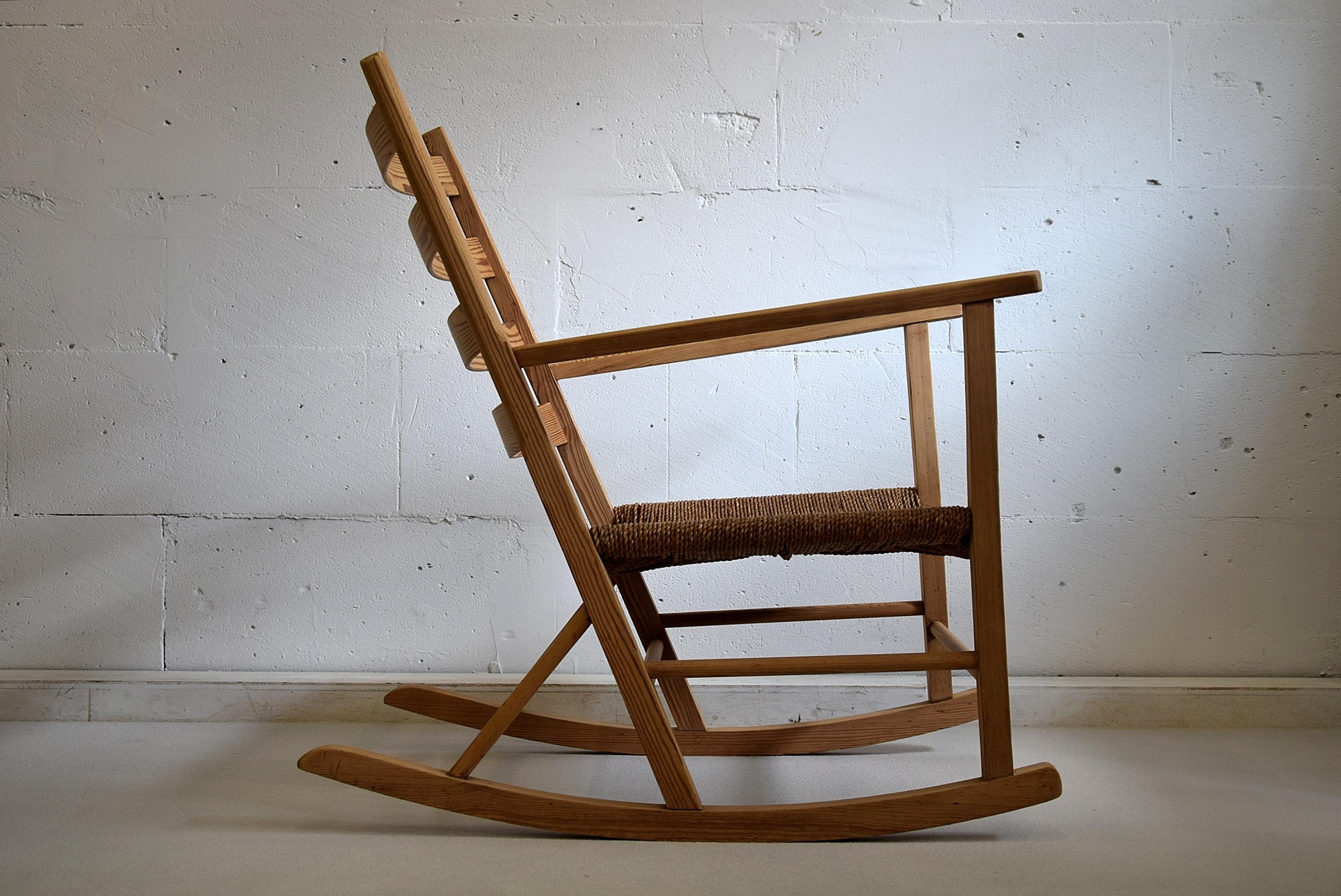 Stylish Pine Late 1930 Norwegian Rocking Chair In Good Condition For Sale In Weesp, NL