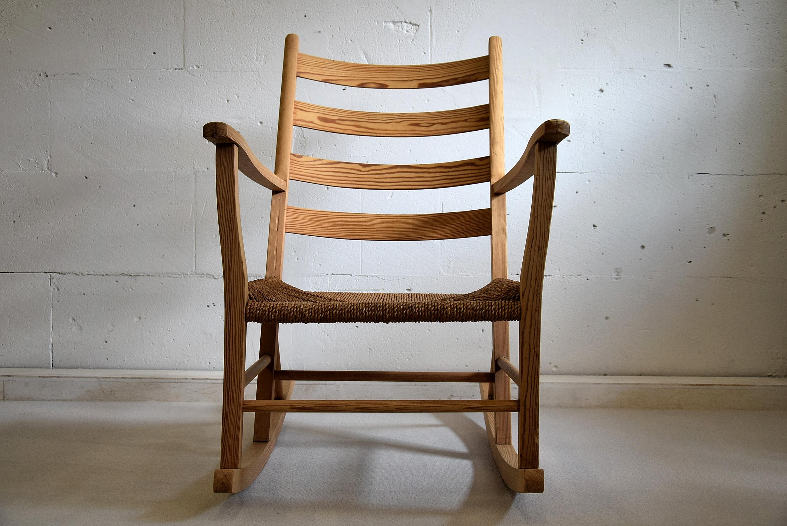 Stylish Pine Late 1930 Norwegian Rocking Chair For Sale 1