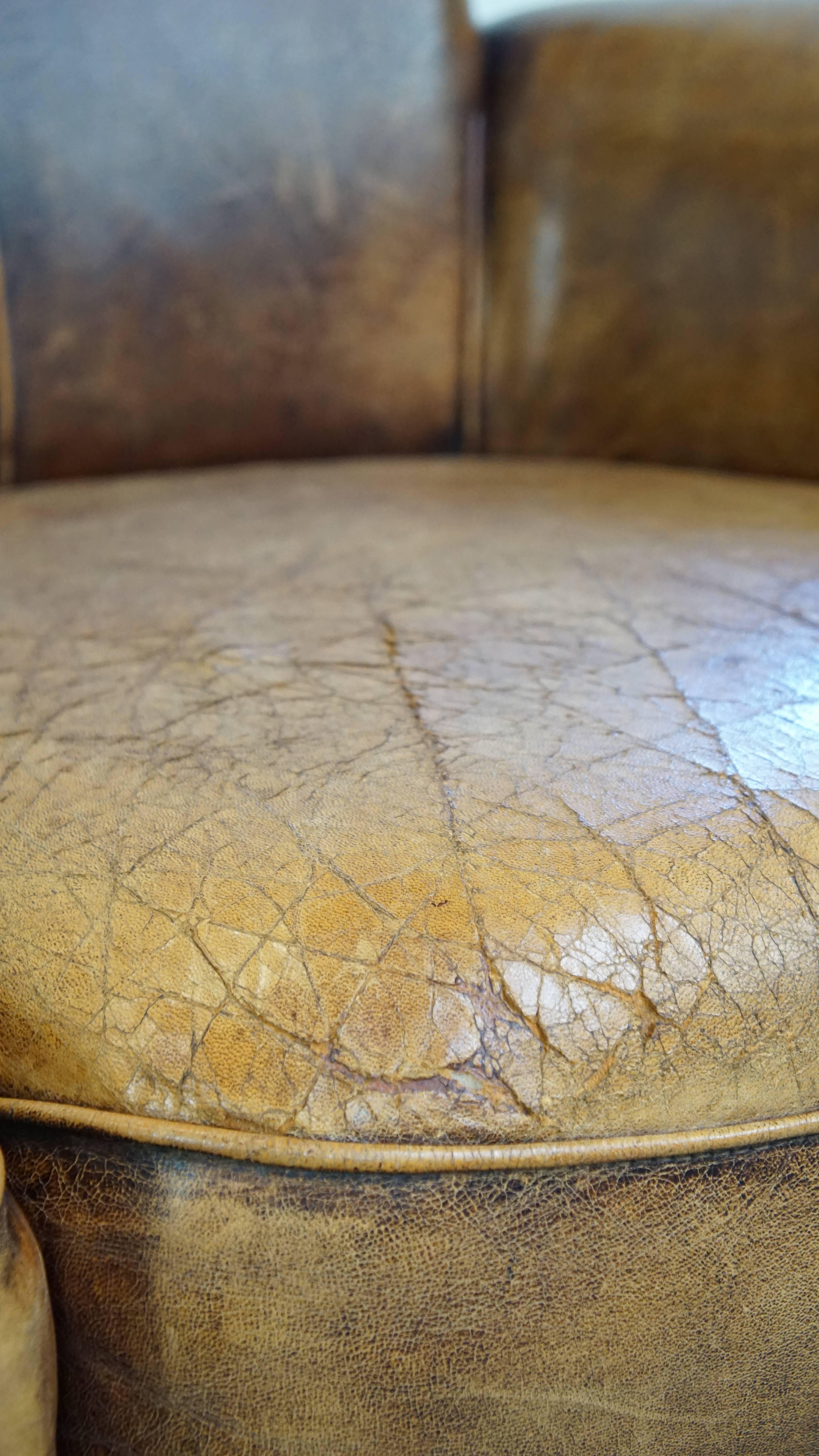 Canapé 2 places élégant et positifment usé en peau de mouton vintage avec sièges confortables en vente 4