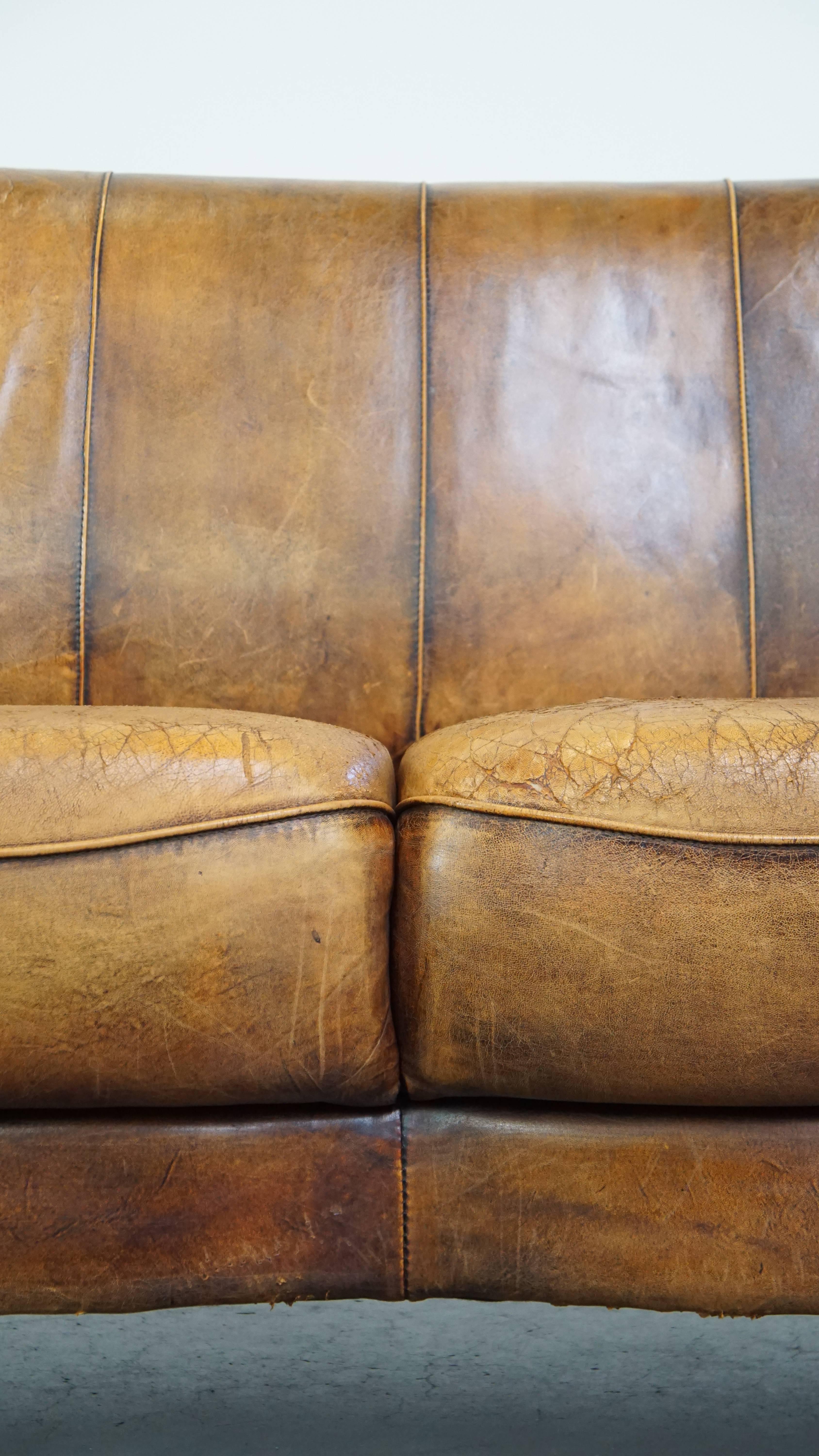 Canapé 2 places élégant et positifment usé en peau de mouton vintage avec sièges confortables en vente 7