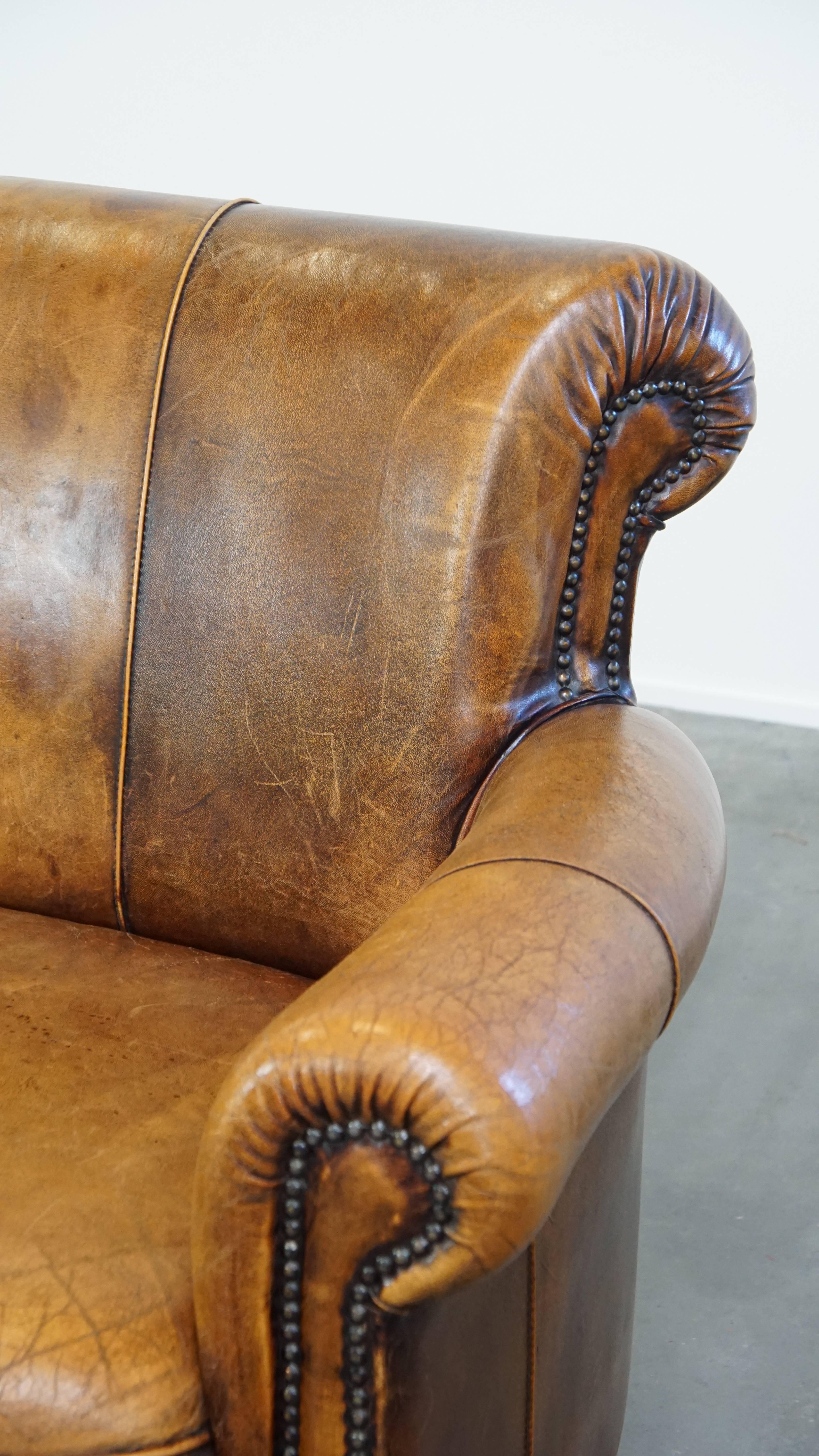 Canapé 2 places élégant et positifment usé en peau de mouton vintage avec sièges confortables en vente 8