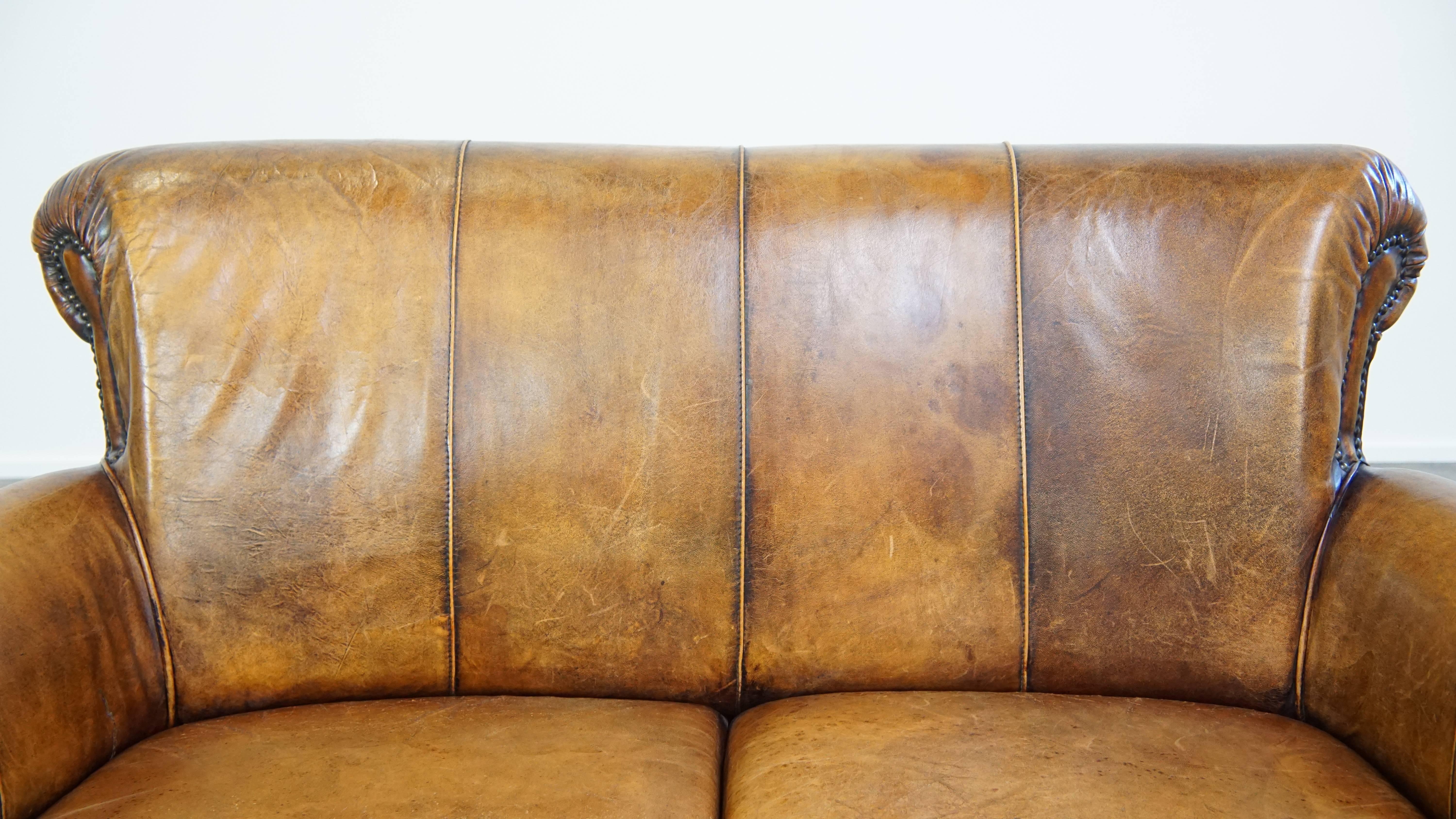 Canapé 2 places élégant et positifment usé en peau de mouton vintage avec sièges confortables en vente 9