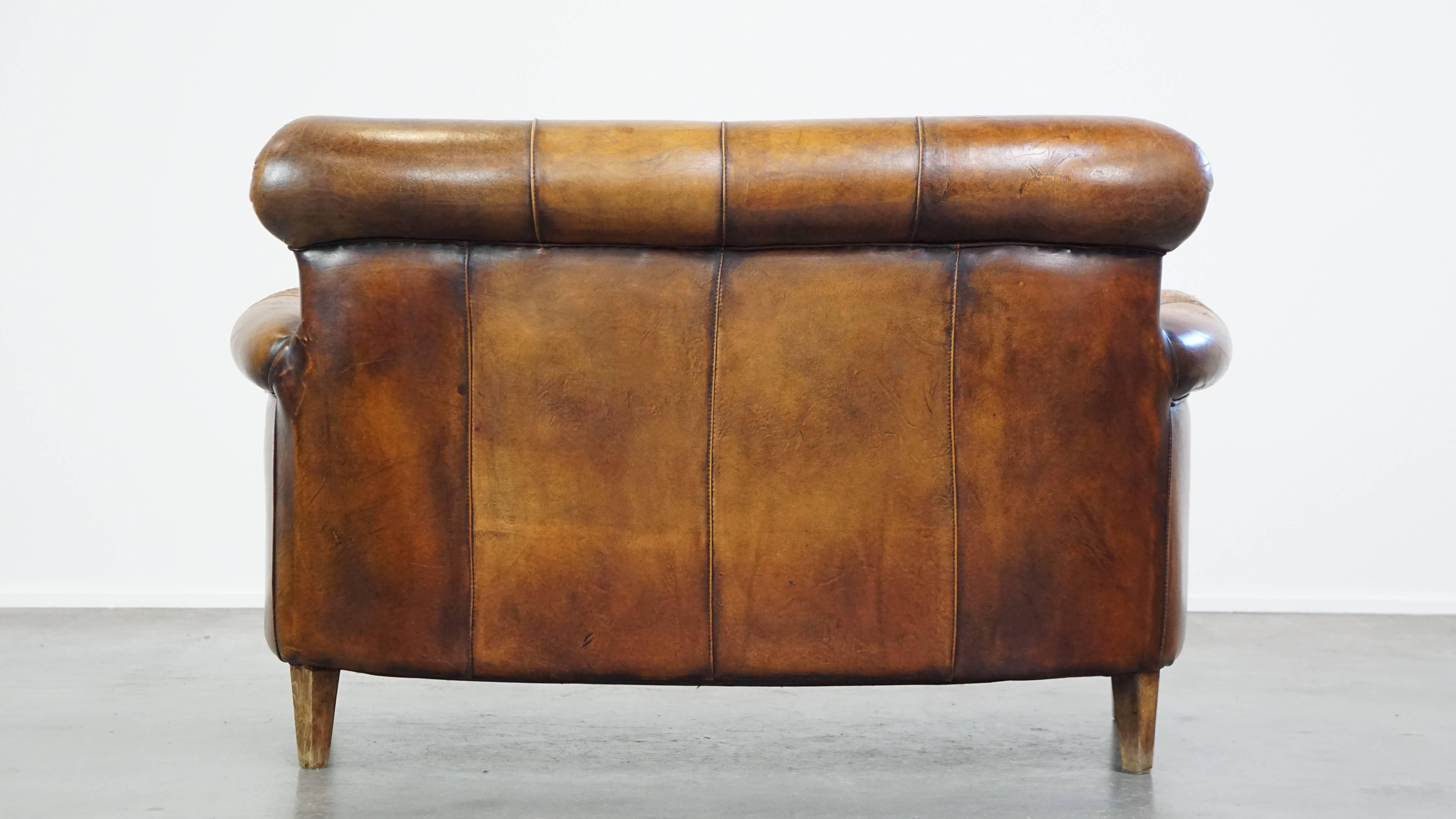 Fait main Canapé 2 places élégant et positifment usé en peau de mouton vintage avec sièges confortables en vente