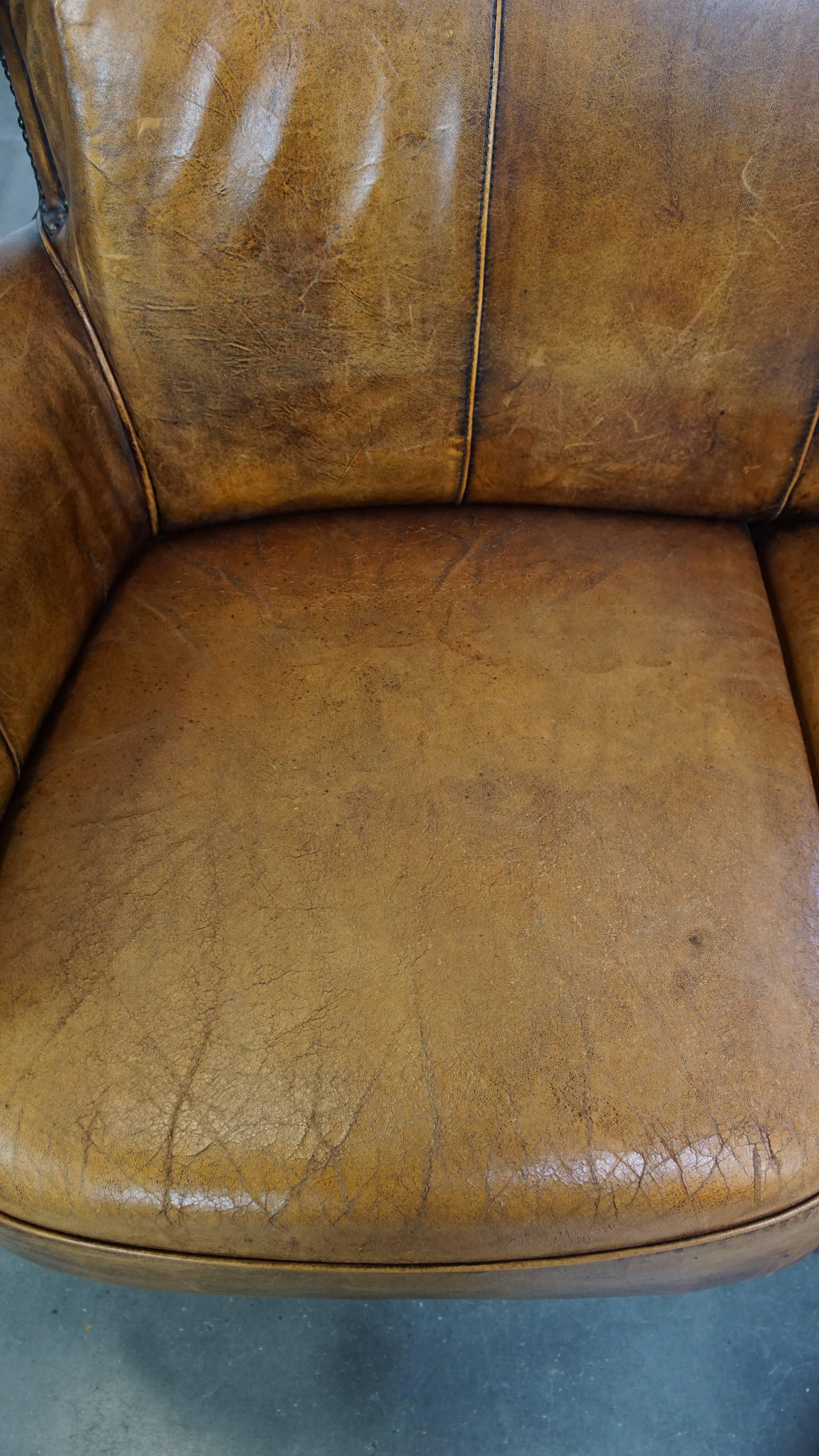 20ième siècle Canapé 2 places élégant et positifment usé en peau de mouton vintage avec sièges confortables en vente
