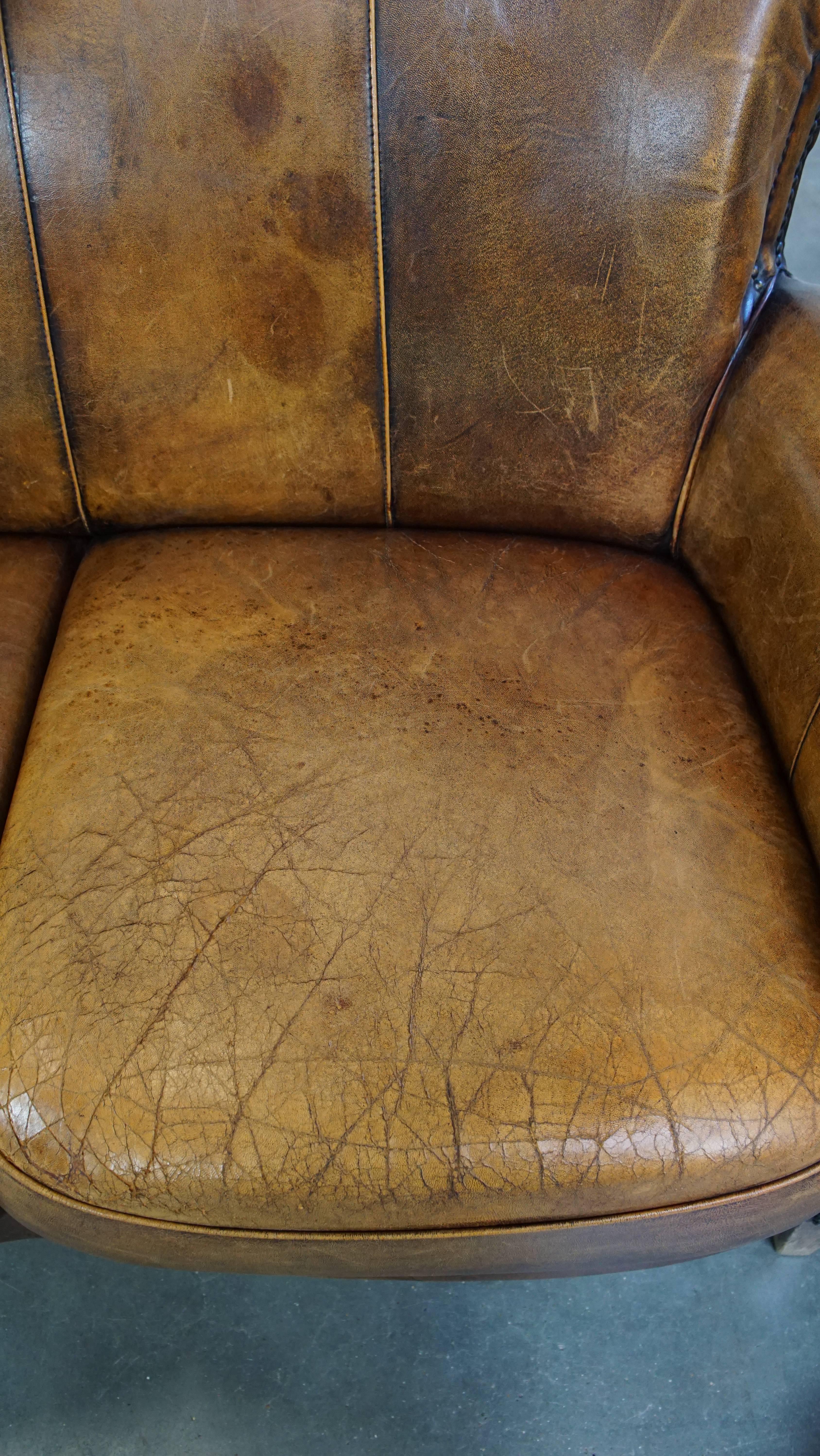 Cuir de mouton Canapé 2 places élégant et positifment usé en peau de mouton vintage avec sièges confortables en vente