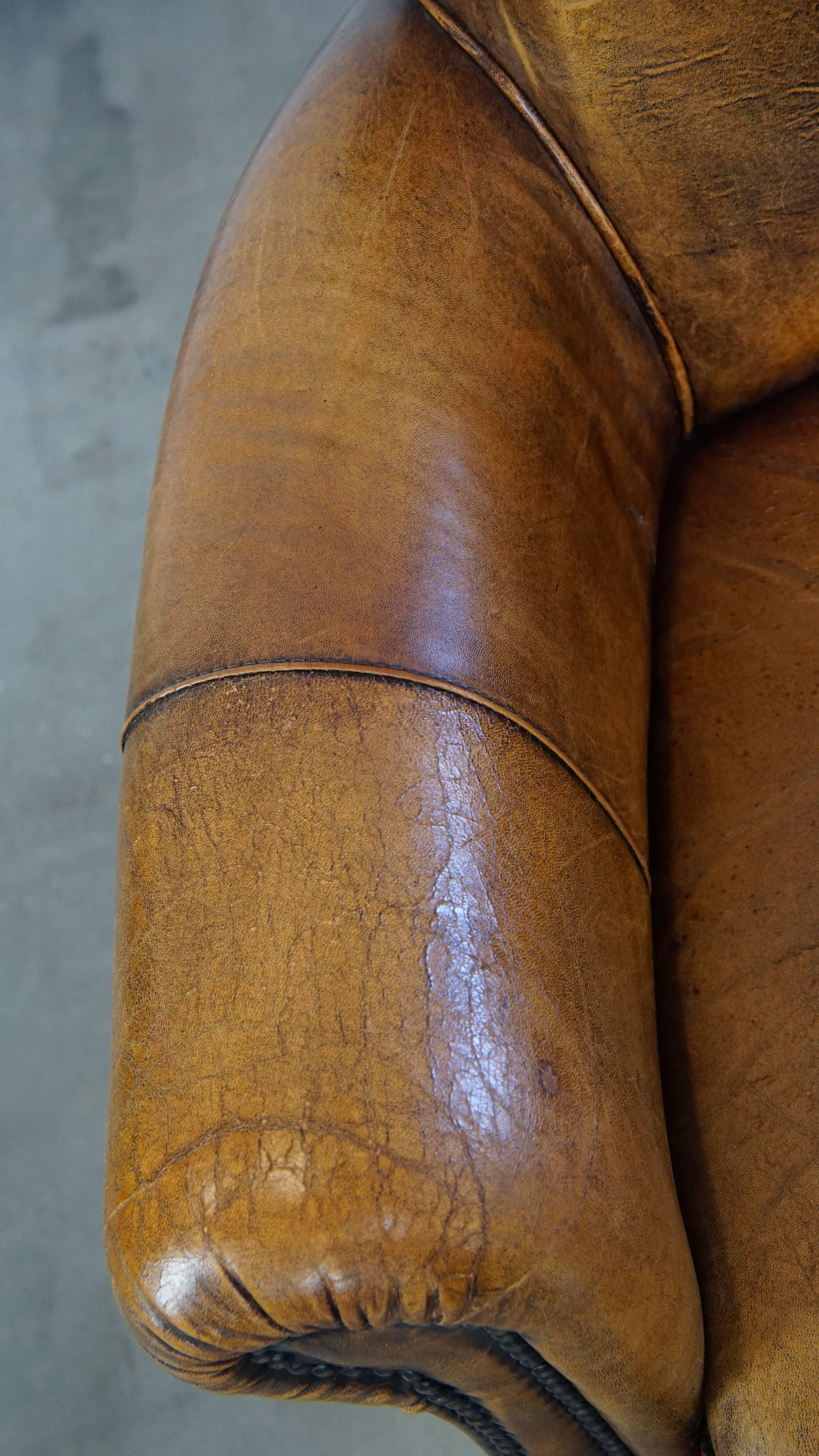 Canapé 2 places élégant et positifment usé en peau de mouton vintage avec sièges confortables en vente 1