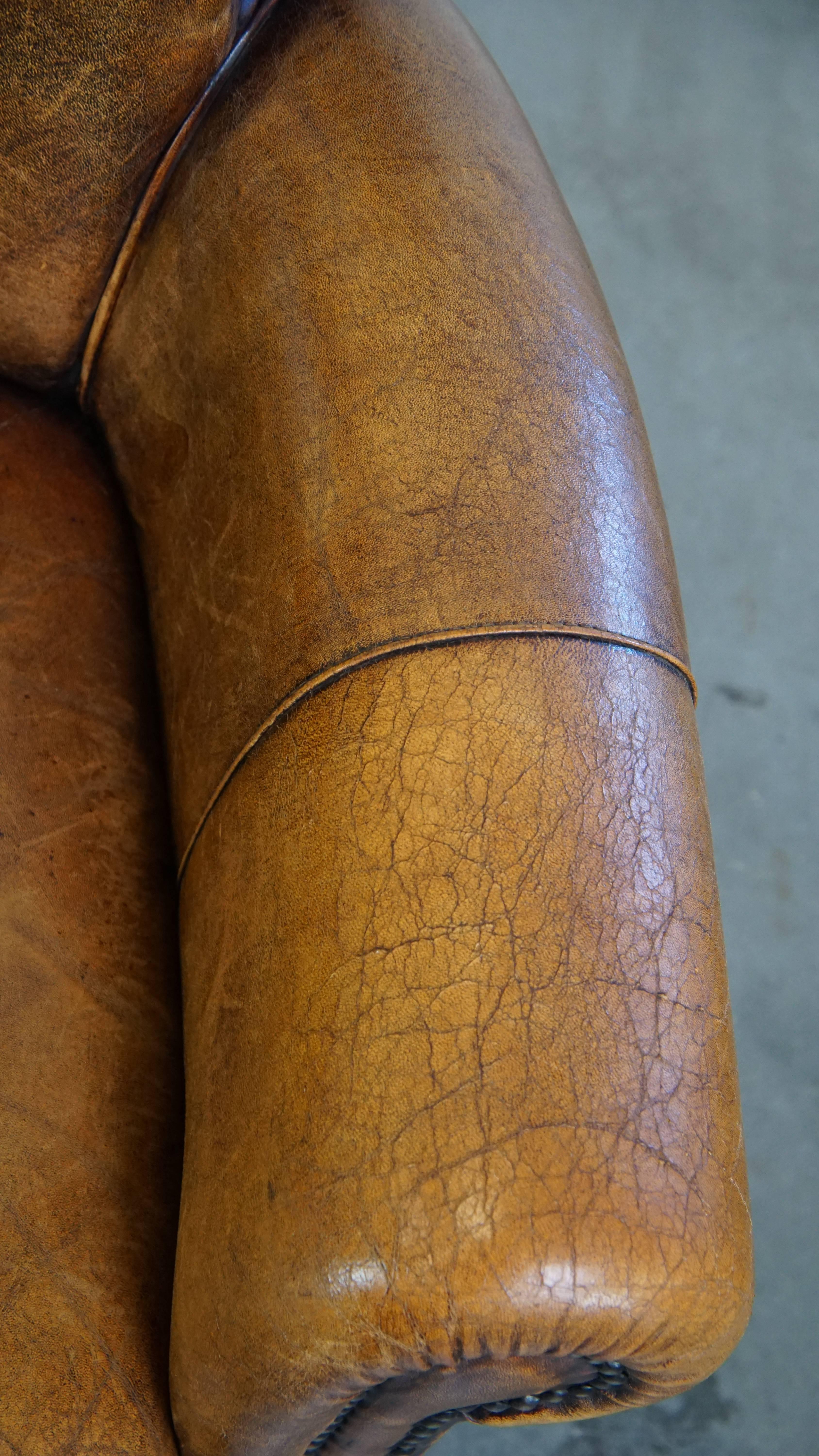 Canapé 2 places élégant et positifment usé en peau de mouton vintage avec sièges confortables en vente 2