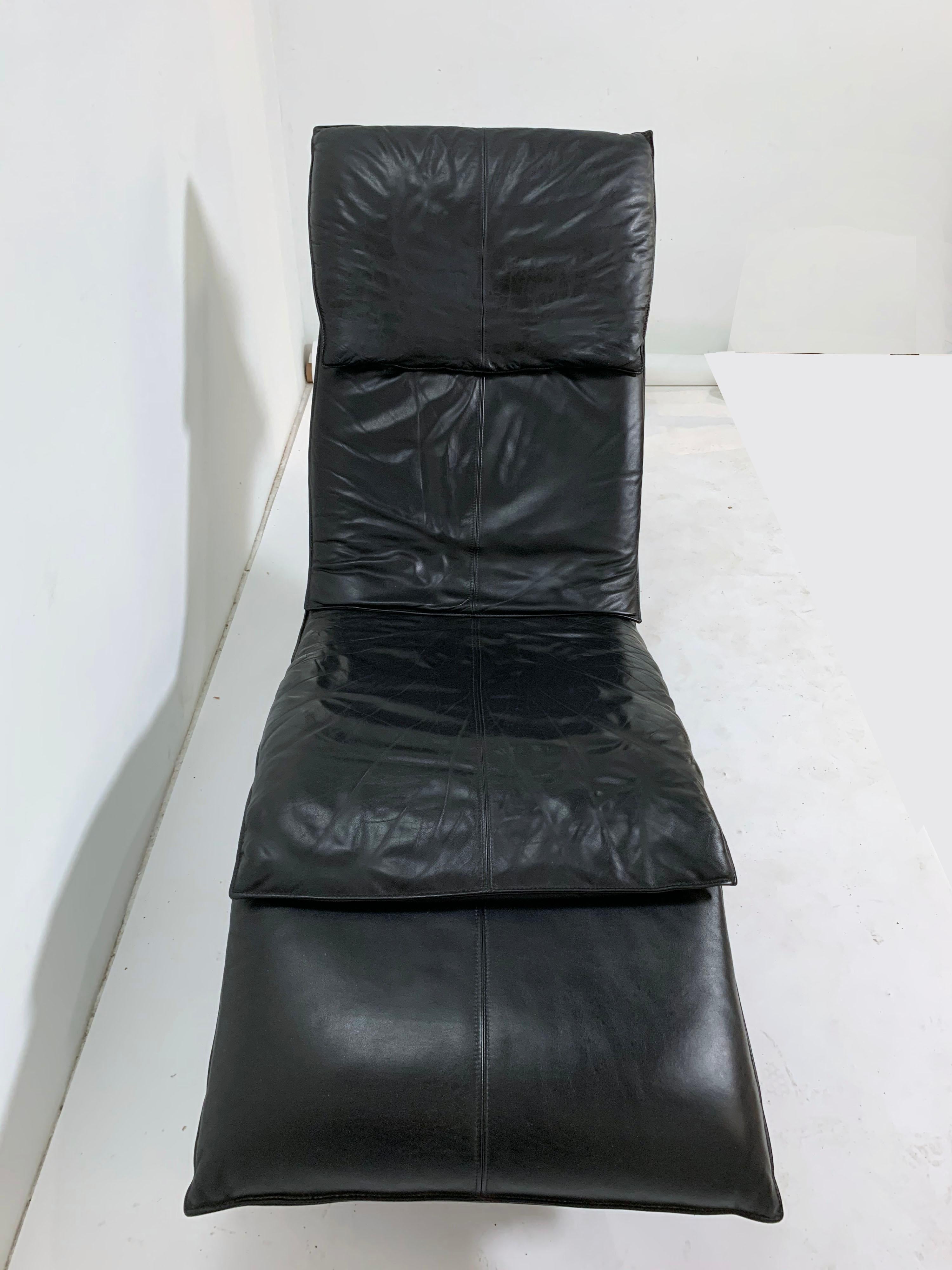 Postmoderne Chaise élégante et postmoderne en cuir Maurice Villency, vers 1980 en vente