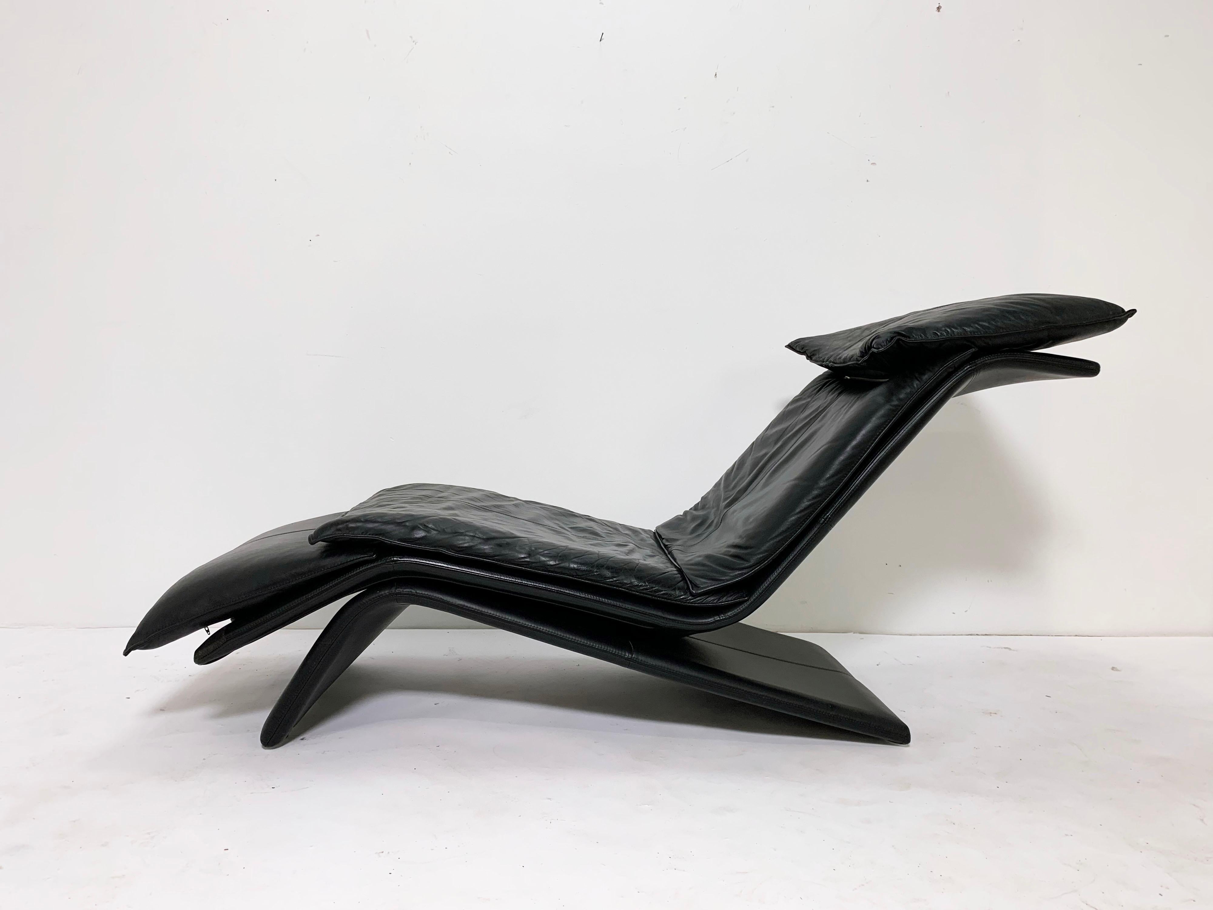 Post-Modern Stylish Postmodern Maurice Villency Leather Chaise, circa 1980s For Sale