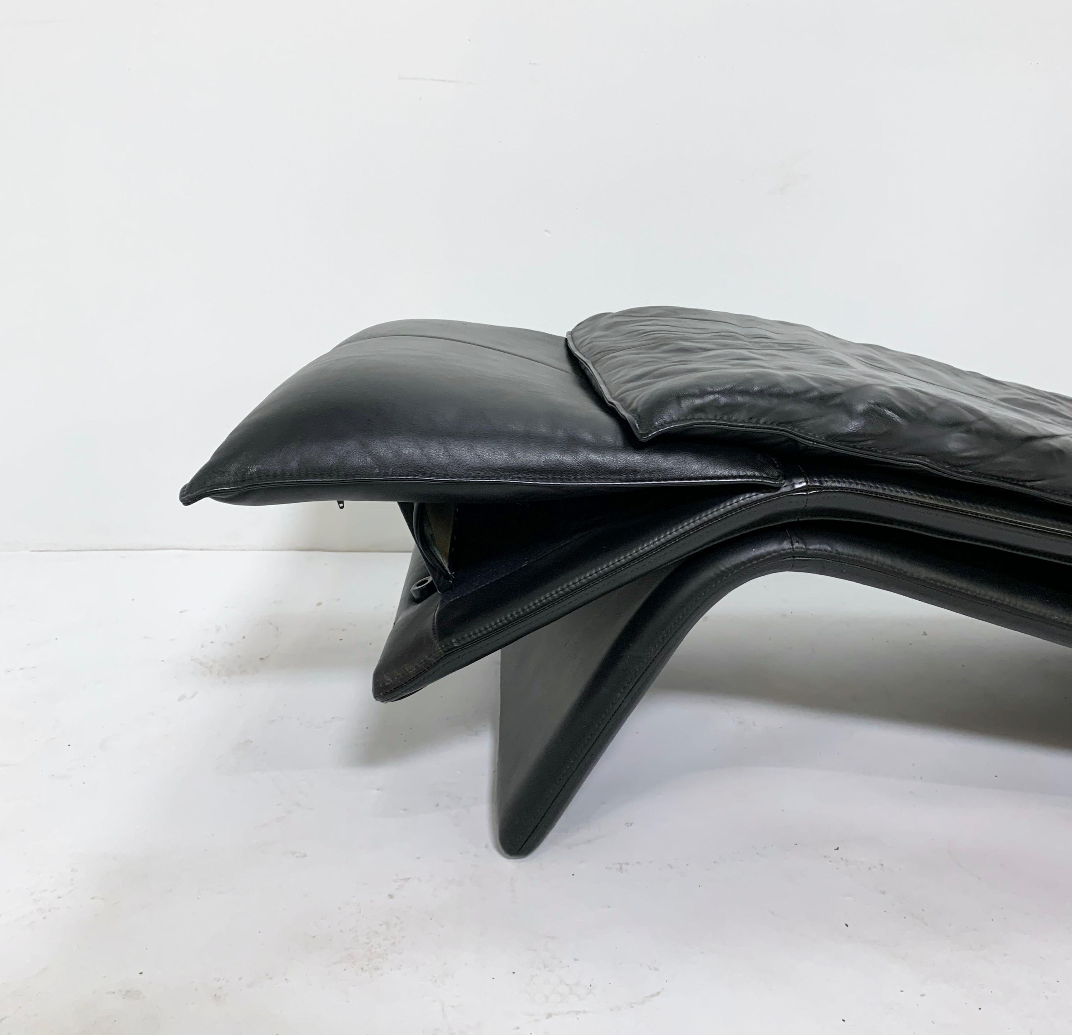 Stylish Postmodern Maurice Villency Leather Chaise, circa 1980s In Good Condition In Peabody, MA