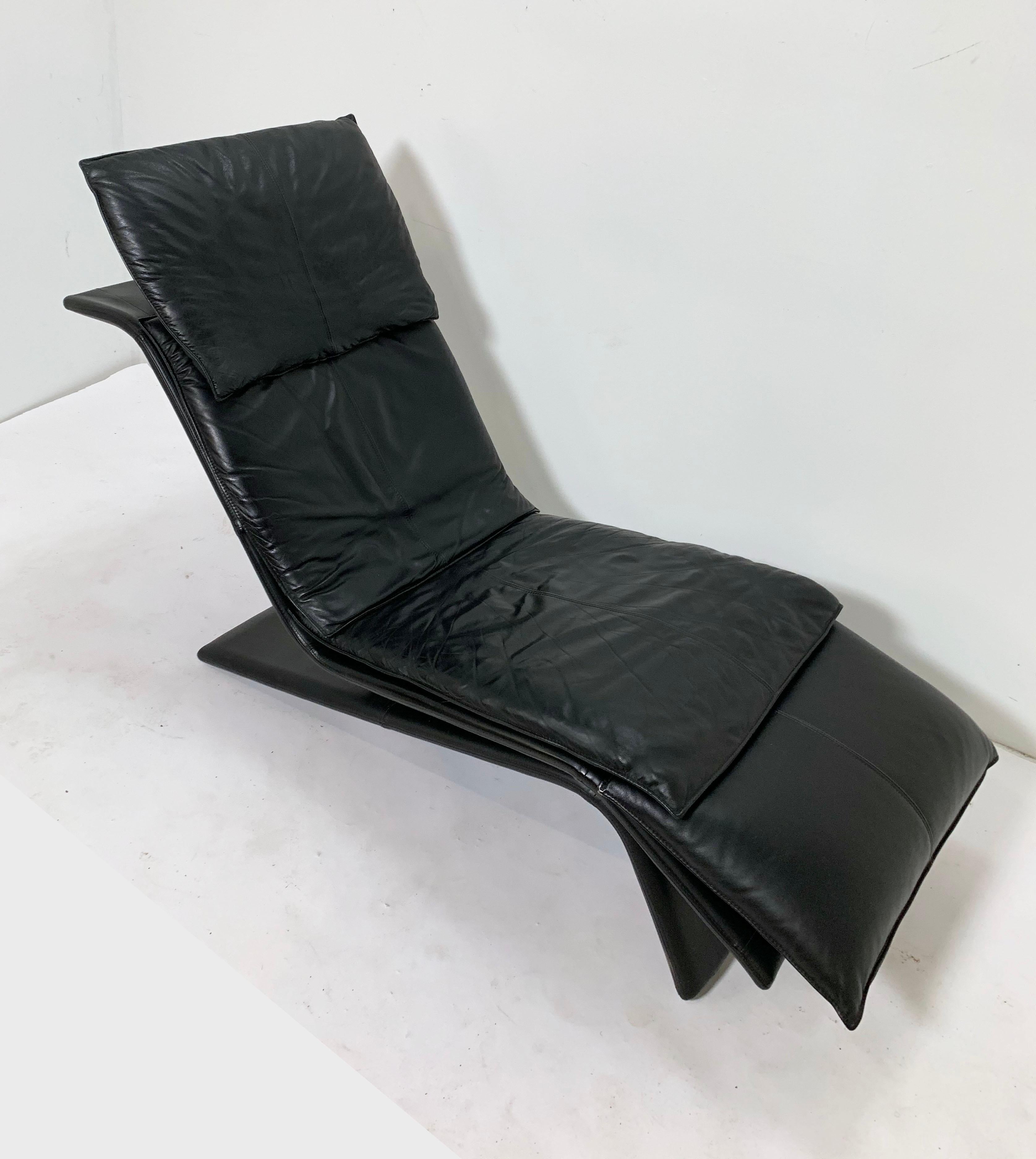 Late 20th Century Stylish Postmodern Maurice Villency Leather Chaise, circa 1980s For Sale