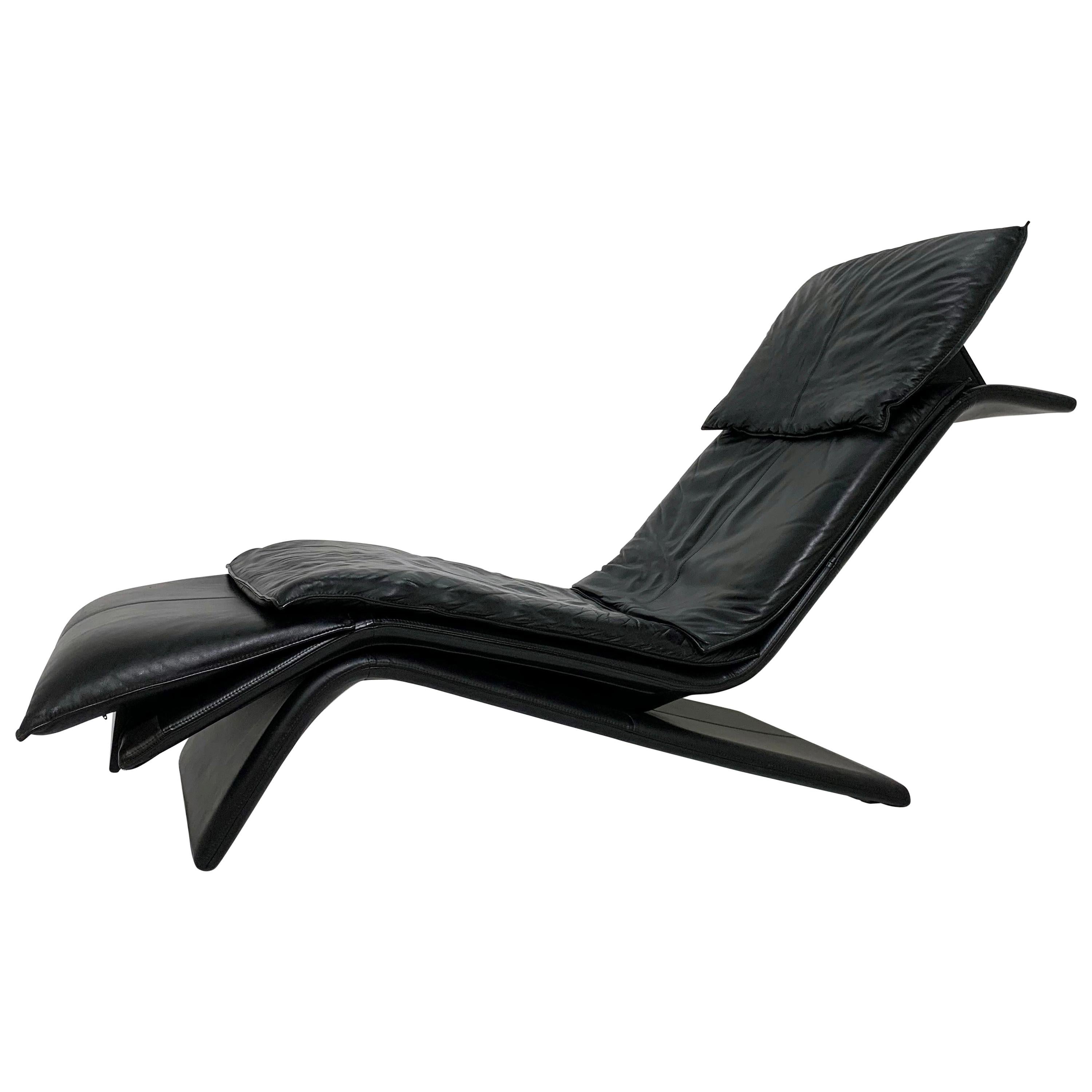 Stylish Postmodern Maurice Villency Leather Chaise, circa 1980s For Sale