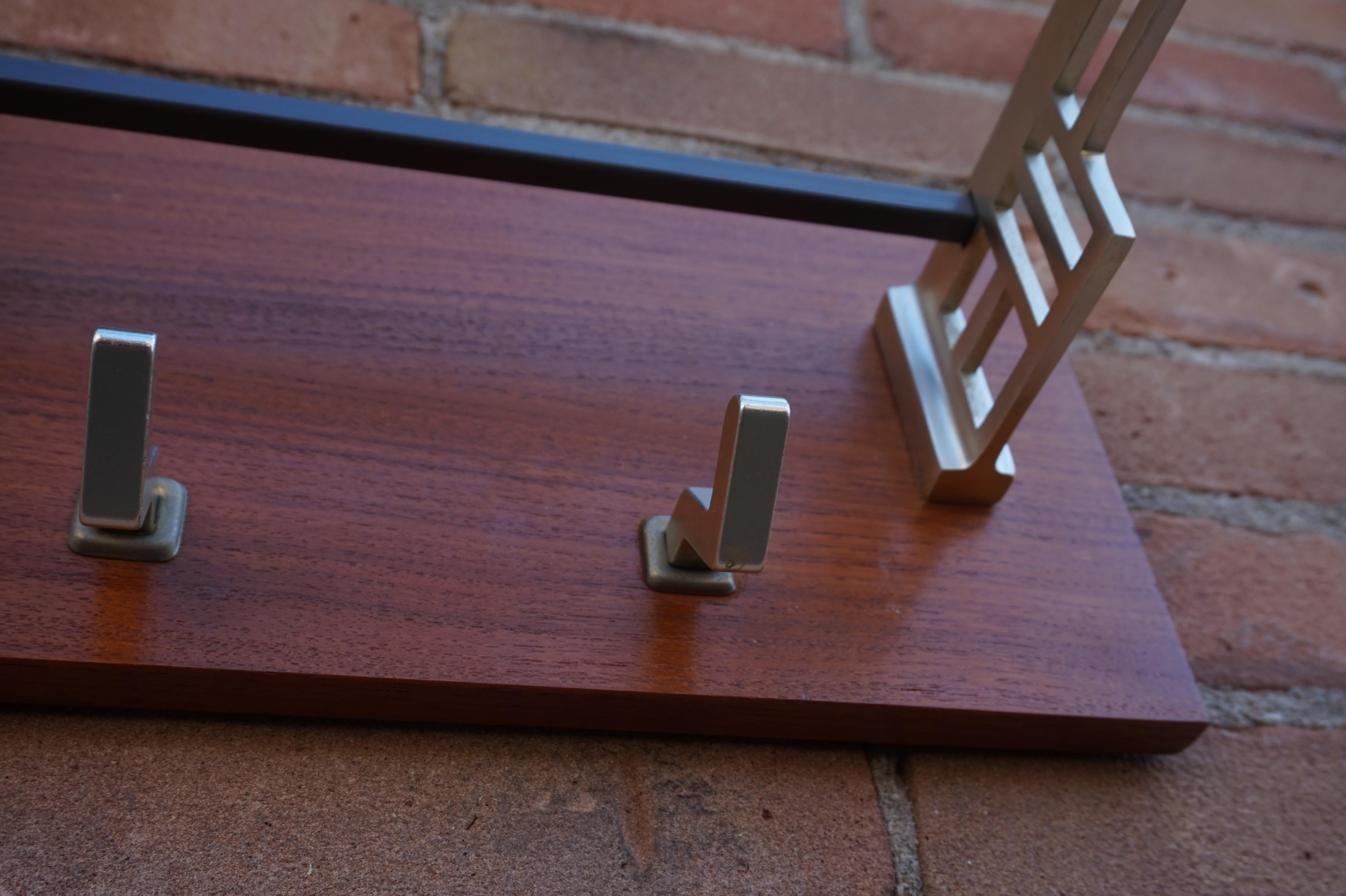 Stylish and Practical Mid-Century Modern Wood, Aluminum and Steel Wall Coat Rack In Good Condition In Lisse, NL