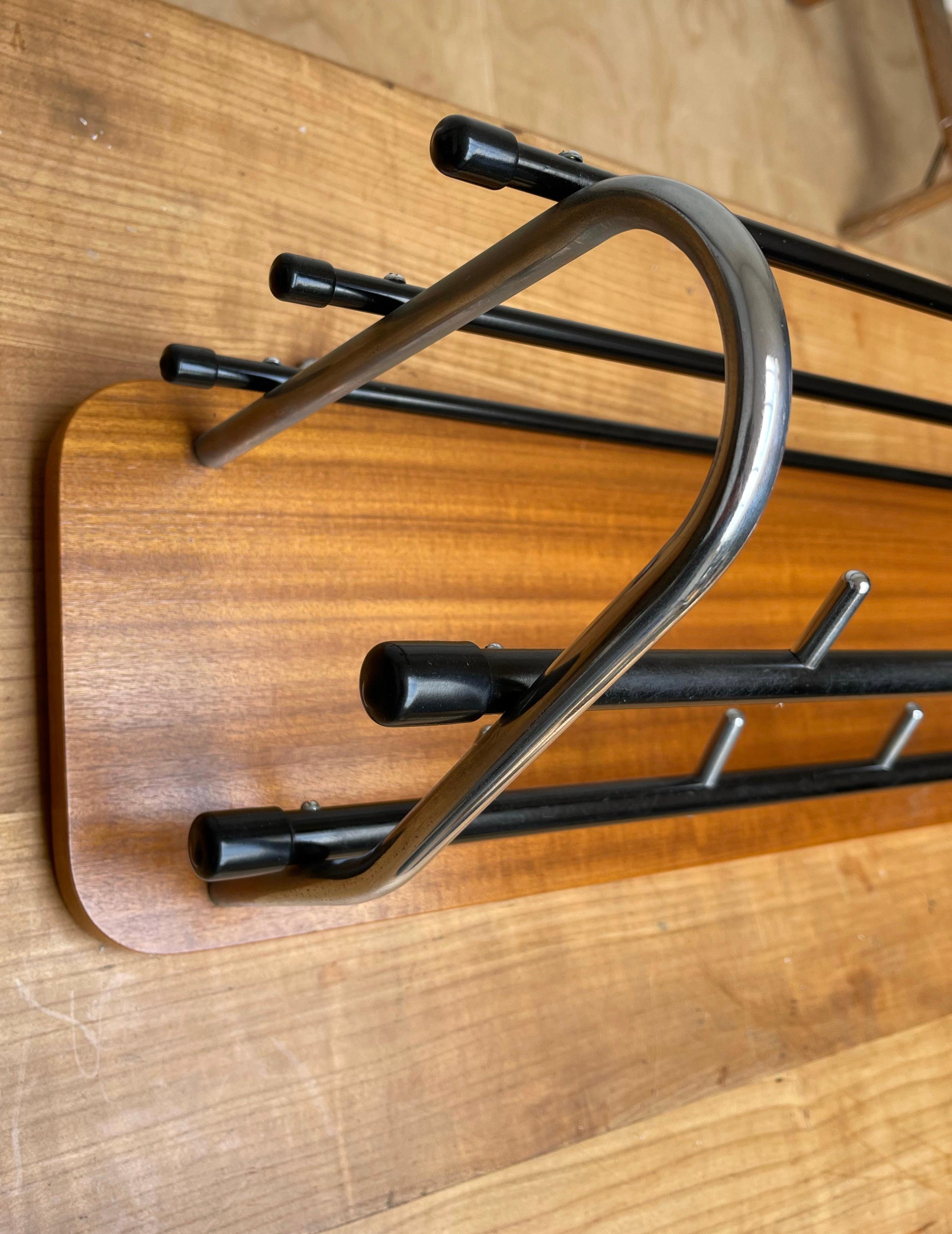 Stylish & Practical Mid-Century Modern Wood, Chrome and Blackened Wall Coat Rack In Good Condition For Sale In Lisse, NL
