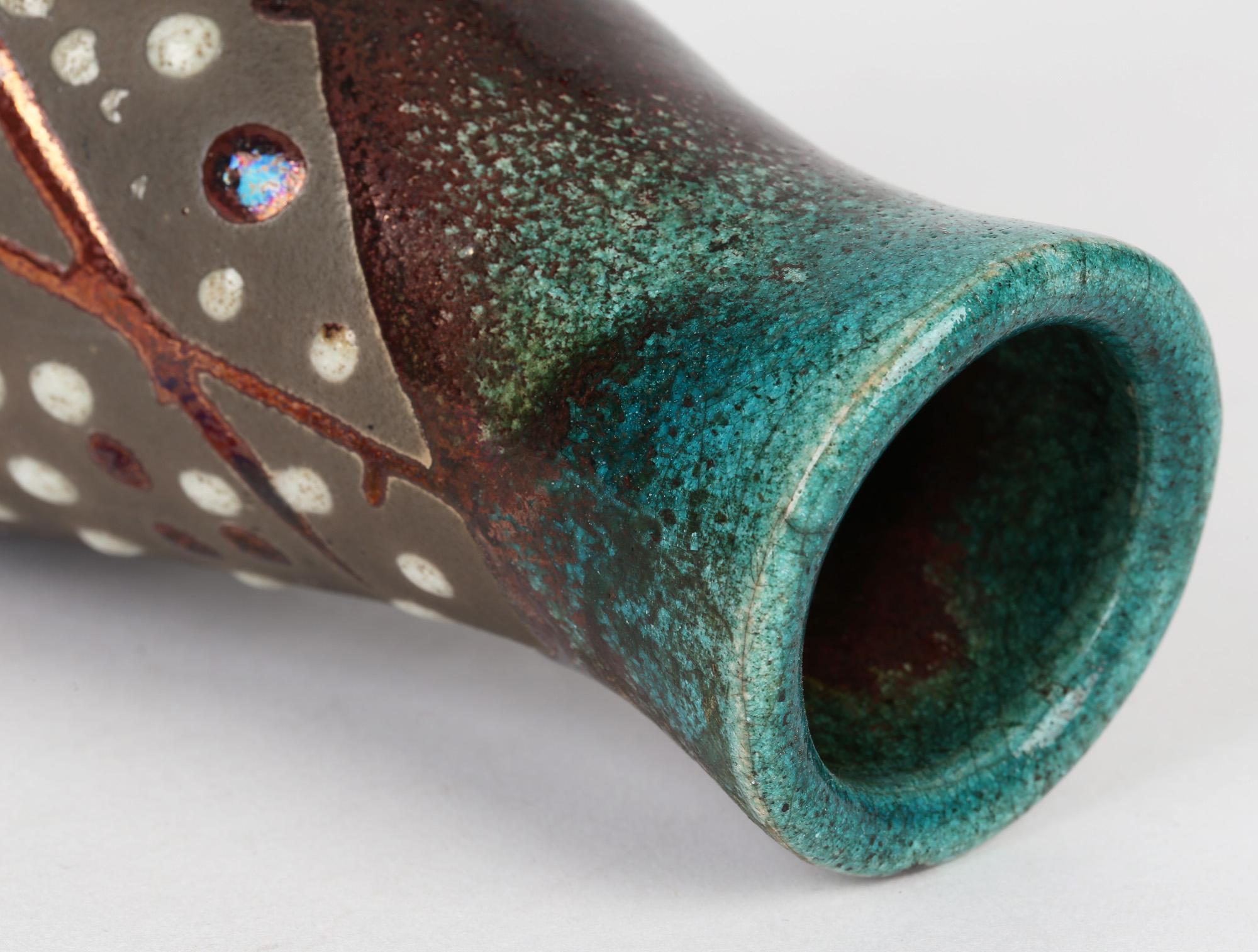 Un très élégant vase raku en poterie de Studio appliqué avec des glaçures métalliques cuivrées, signé et datant du 20ème siècle. Le vase, de forme conique arrondie, repose sur une large base plate et arrondie, le corps se rétrécissant jusqu'à un