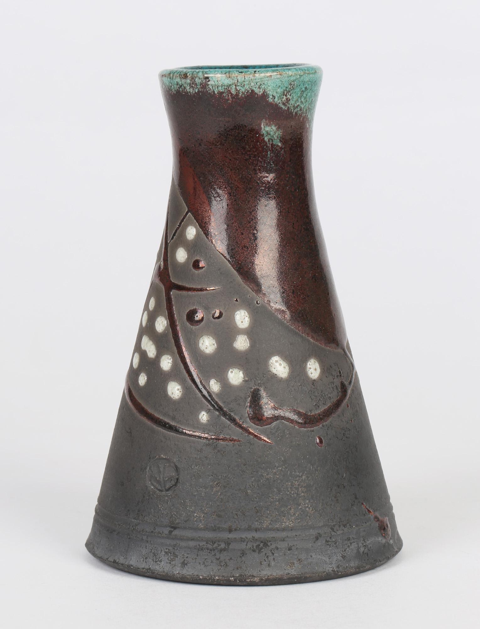 Moderne Vase de forme conique émaillée métallisée Raku signé Studio Pottery en vente