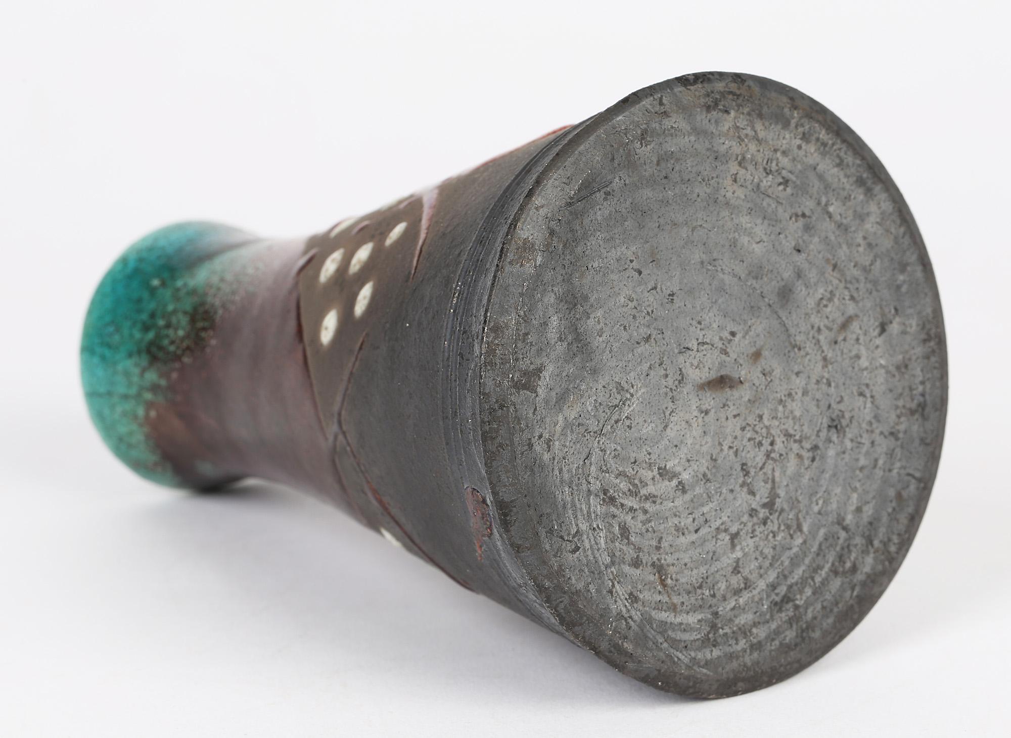 Britannique Vase de forme conique émaillée métallisée Raku signé Studio Pottery en vente