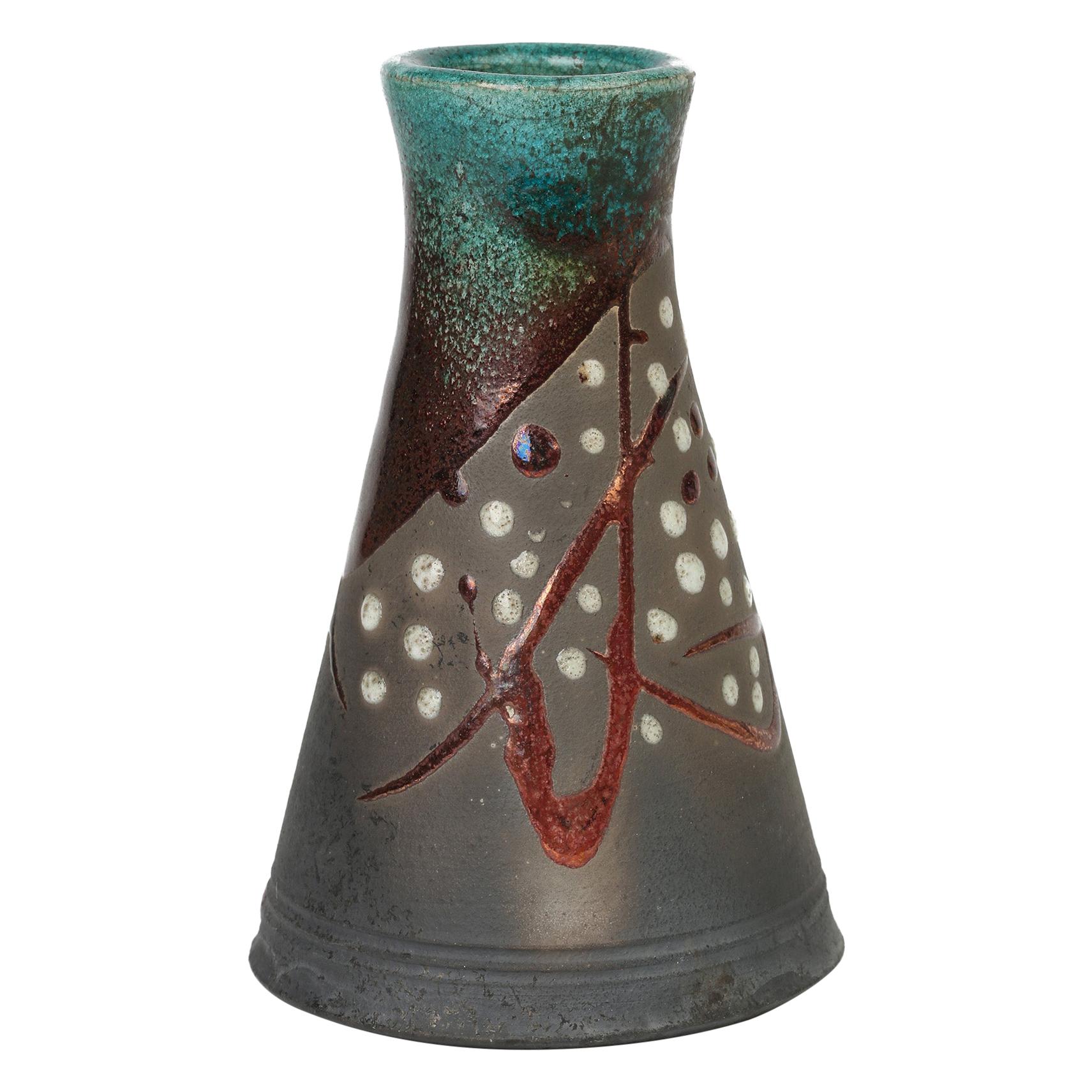 Elegante jarrón de cerámica Studio Pottery firmado con esmalte metálico Raku de forma cónica